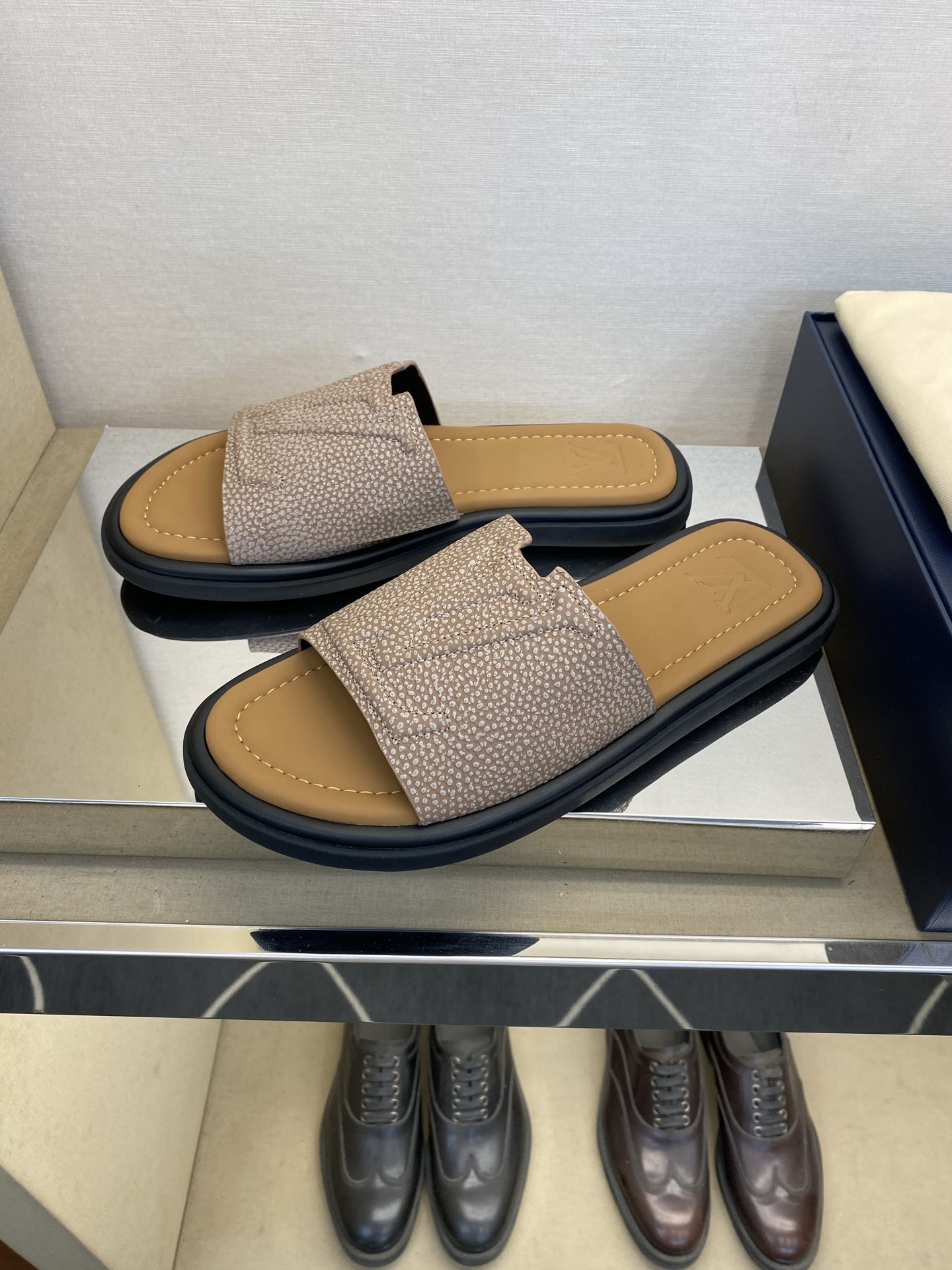 ⚠️L V⚠️高品质，顶尖工艺品⚠️男士拖鞋⚠️正码：39 －44，38，45，46定做 ⚠最新经典L压