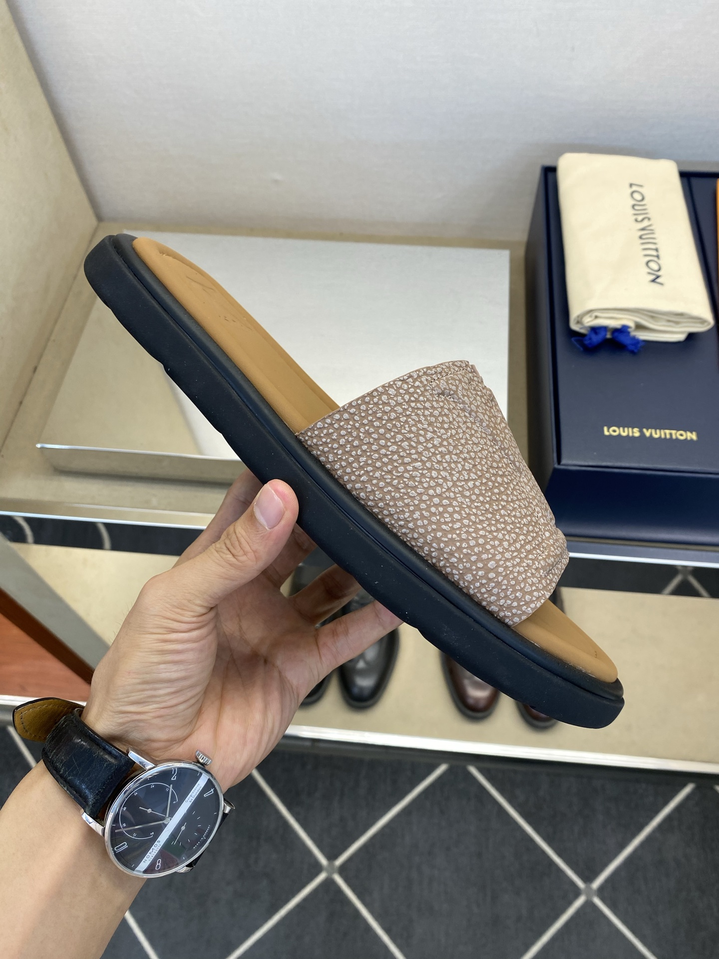⚠️L V⚠️高品质，顶尖工艺品⚠️男士拖鞋⚠️正码：39 －44，38，45，46定做 ⚠最新经典L压