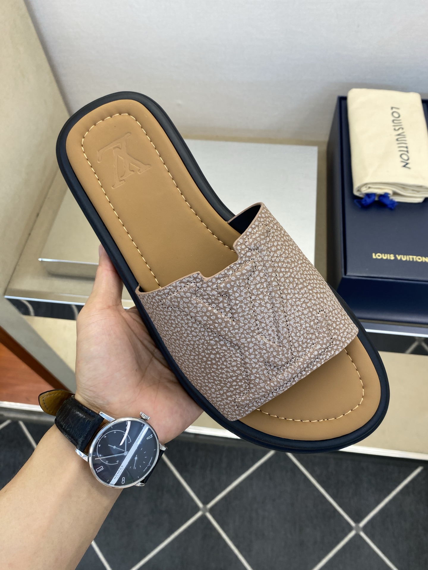 ⚠️L V⚠️高品质，顶尖工艺品⚠️男士拖鞋⚠️正码：39 －44，38，45，46定做 ⚠最新经典L压