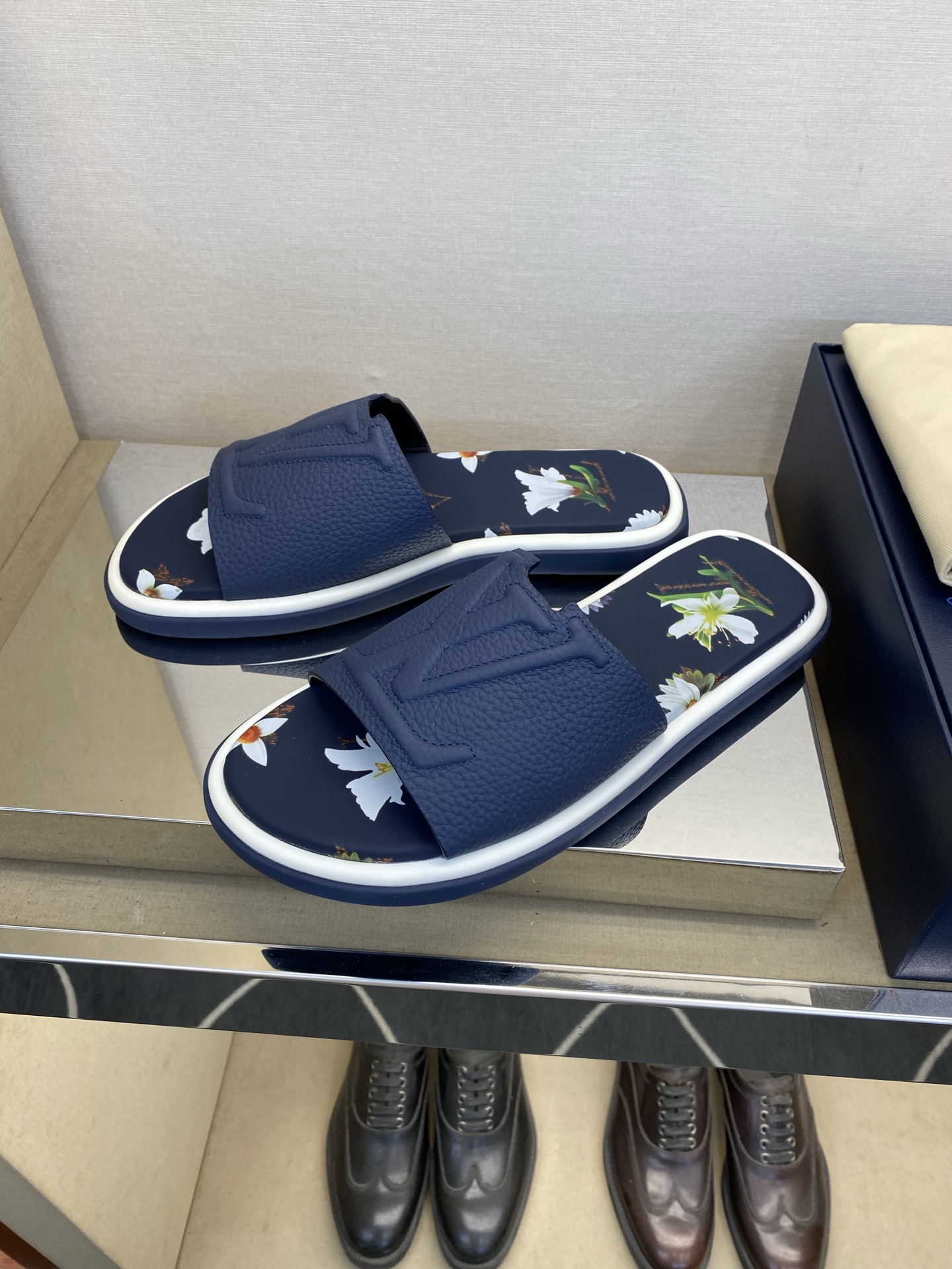 ⚠️L V⚠️高品质，顶尖工艺品⚠️男士拖鞋⚠️正码：39 －44，38，45，46定做 ⚠最新经典L压