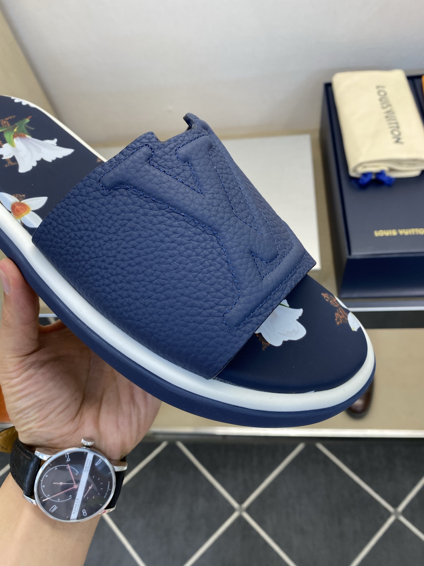 ⚠️L V⚠️高品质，顶尖工艺品⚠️男士拖鞋⚠️正码：39 －44，38，45，46定做 ⚠最新经典L压