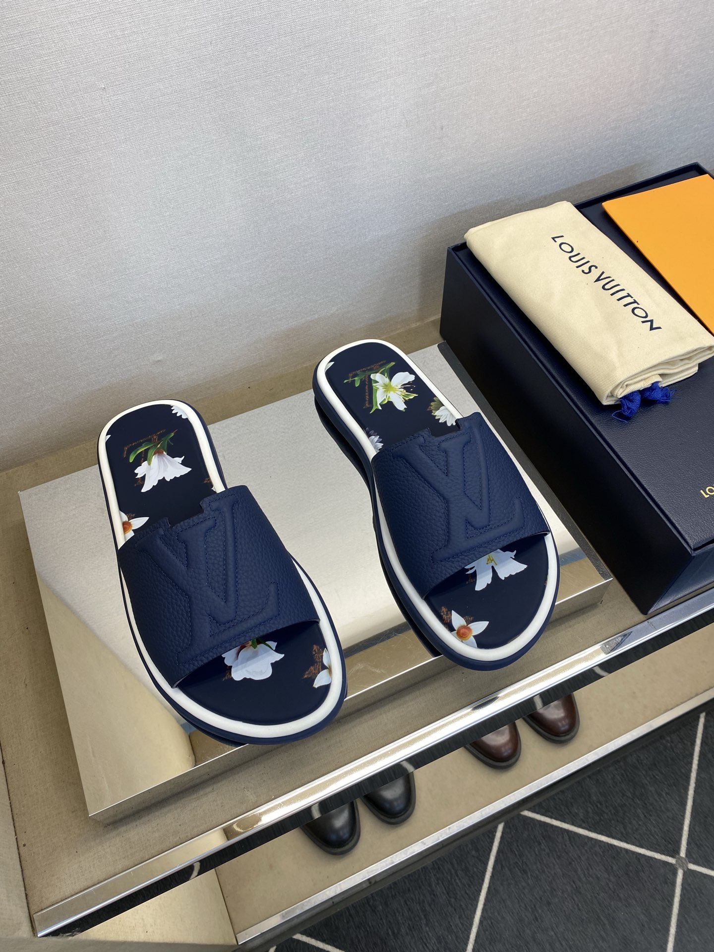 ⚠️L V⚠️高品质，顶尖工艺品⚠️男士拖鞋⚠️正码：39 －44，38，45，46定做 ⚠最新经典L压