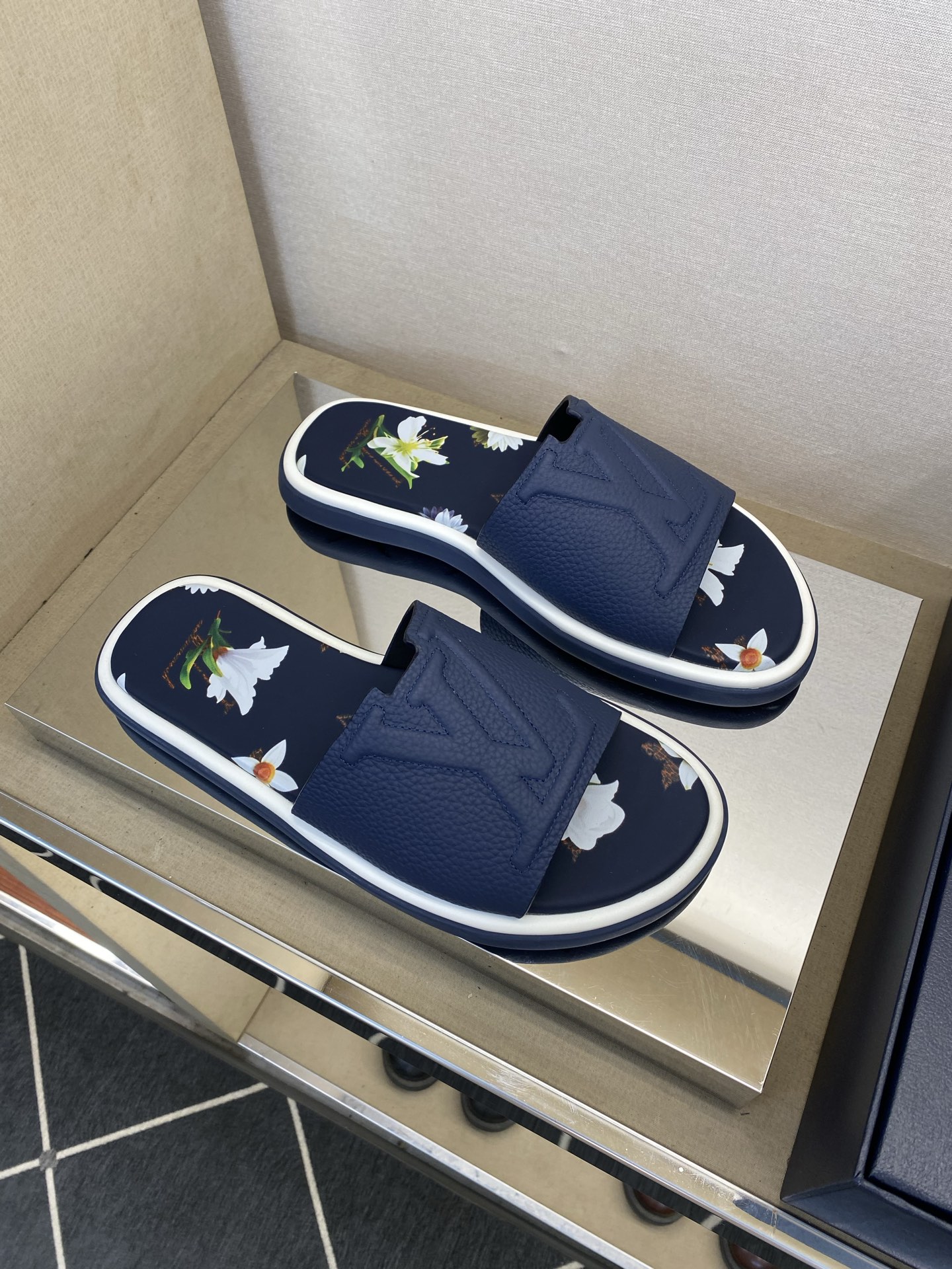 ⚠️L V⚠️高品质，顶尖工艺品⚠️男士拖鞋⚠️正码：39 －44，38，45，46定做 ⚠最新经典L压