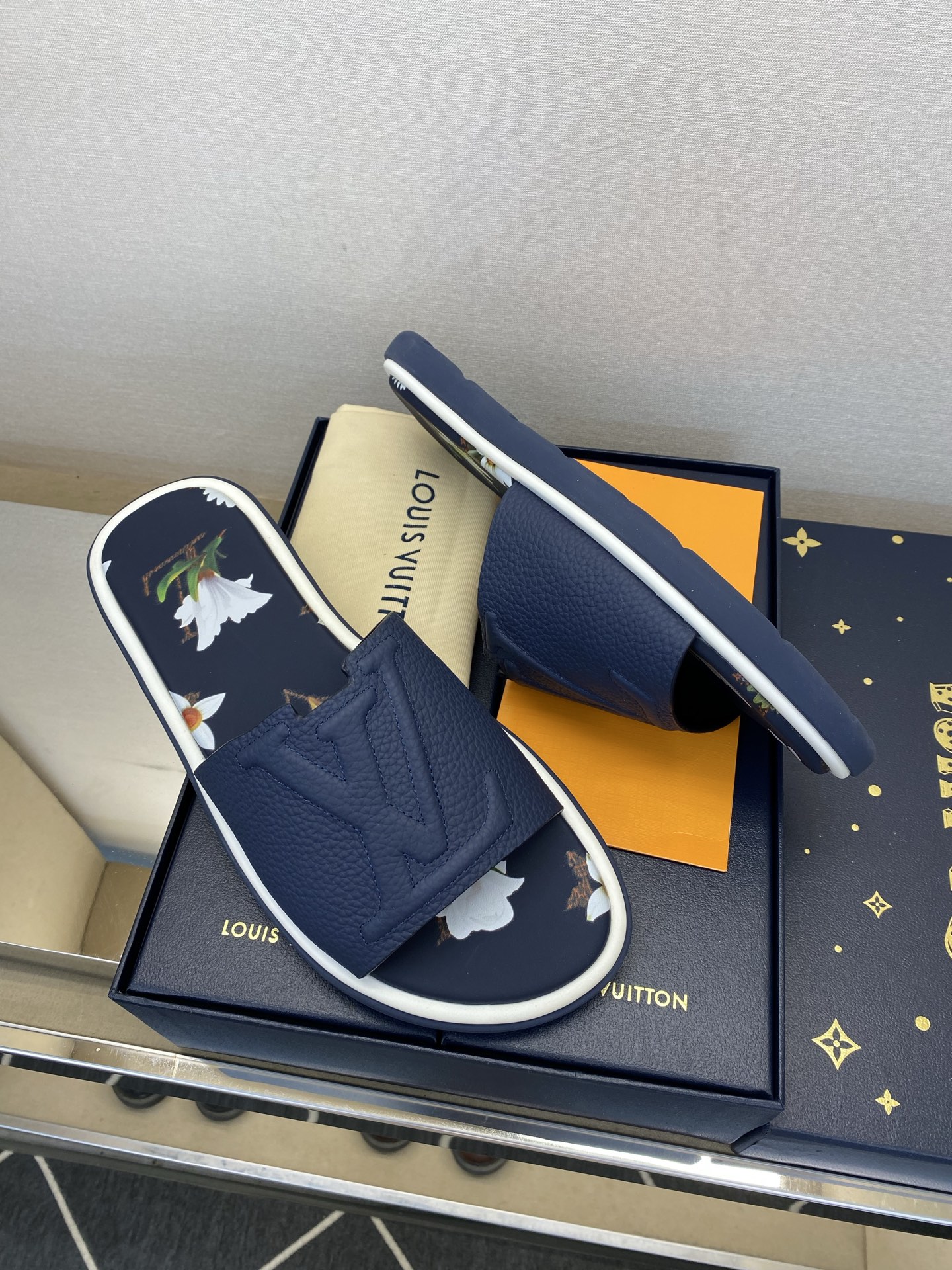 ⚠️L V⚠️高品质，顶尖工艺品⚠️男士拖鞋⚠️正码：39 －44，38，45，46定做 ⚠最新经典L压