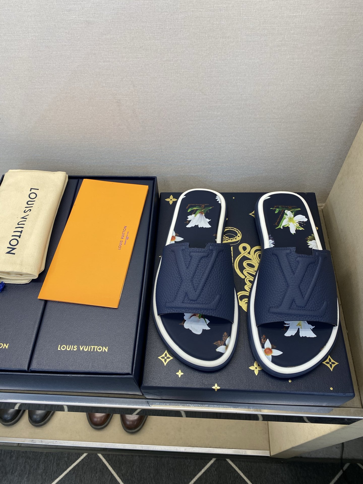 ⚠️L V⚠️高品质，顶尖工艺品⚠️男士拖鞋⚠️正码：39 －44，38，45，46定做 ⚠最新经典L压