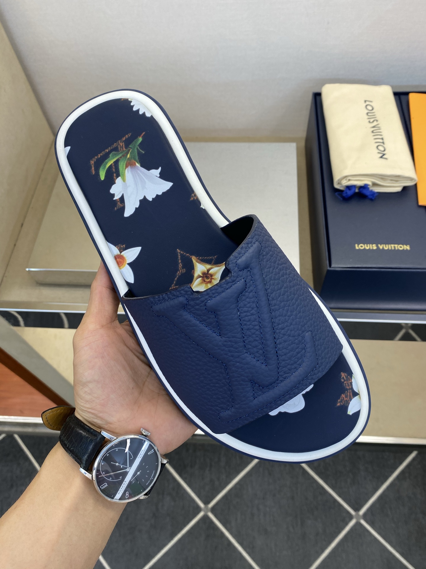 ⚠️L V⚠️高品质，顶尖工艺品⚠️男士拖鞋⚠️正码：39 －44，38，45，46定做 ⚠最新经典L压