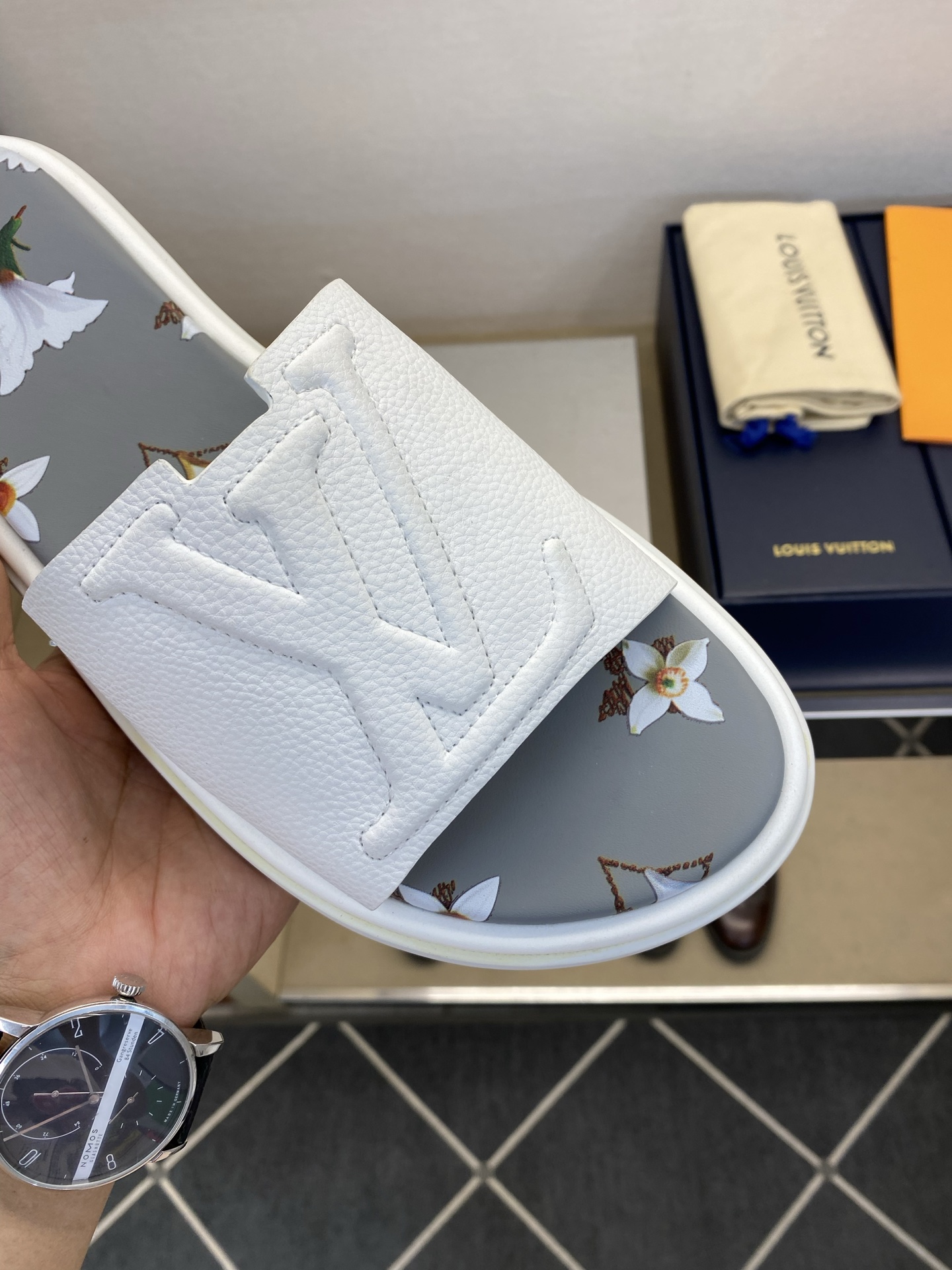 ⚠️L V⚠️高品质，顶尖工艺品⚠️男士拖鞋⚠️正码：39 －44，38，45，46定做 ⚠最新经典L压