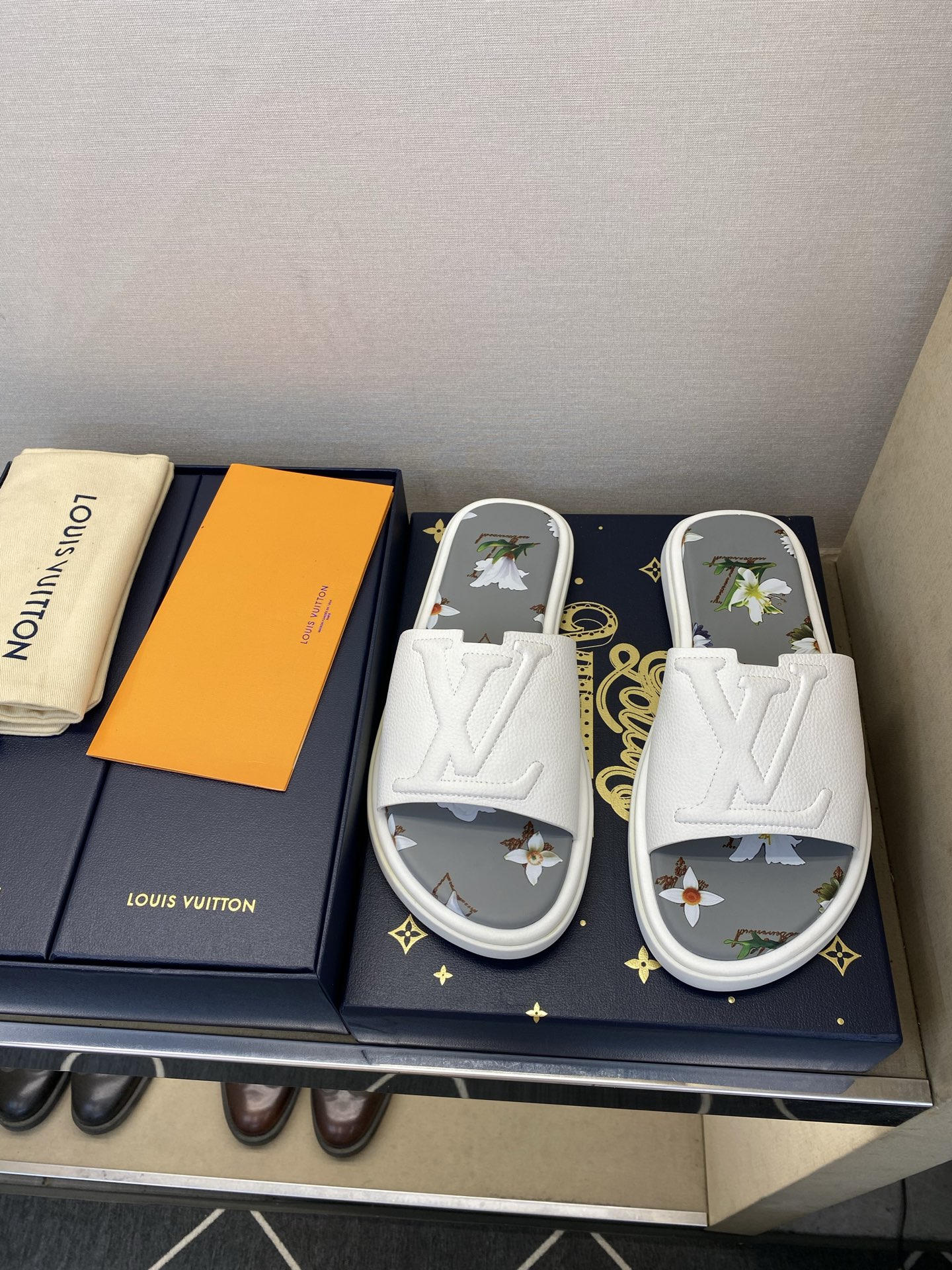 ⚠️L V⚠️高品质，顶尖工艺品⚠️男士拖鞋⚠️正码：39 －44，38，45，46定做 ⚠最新经典L压