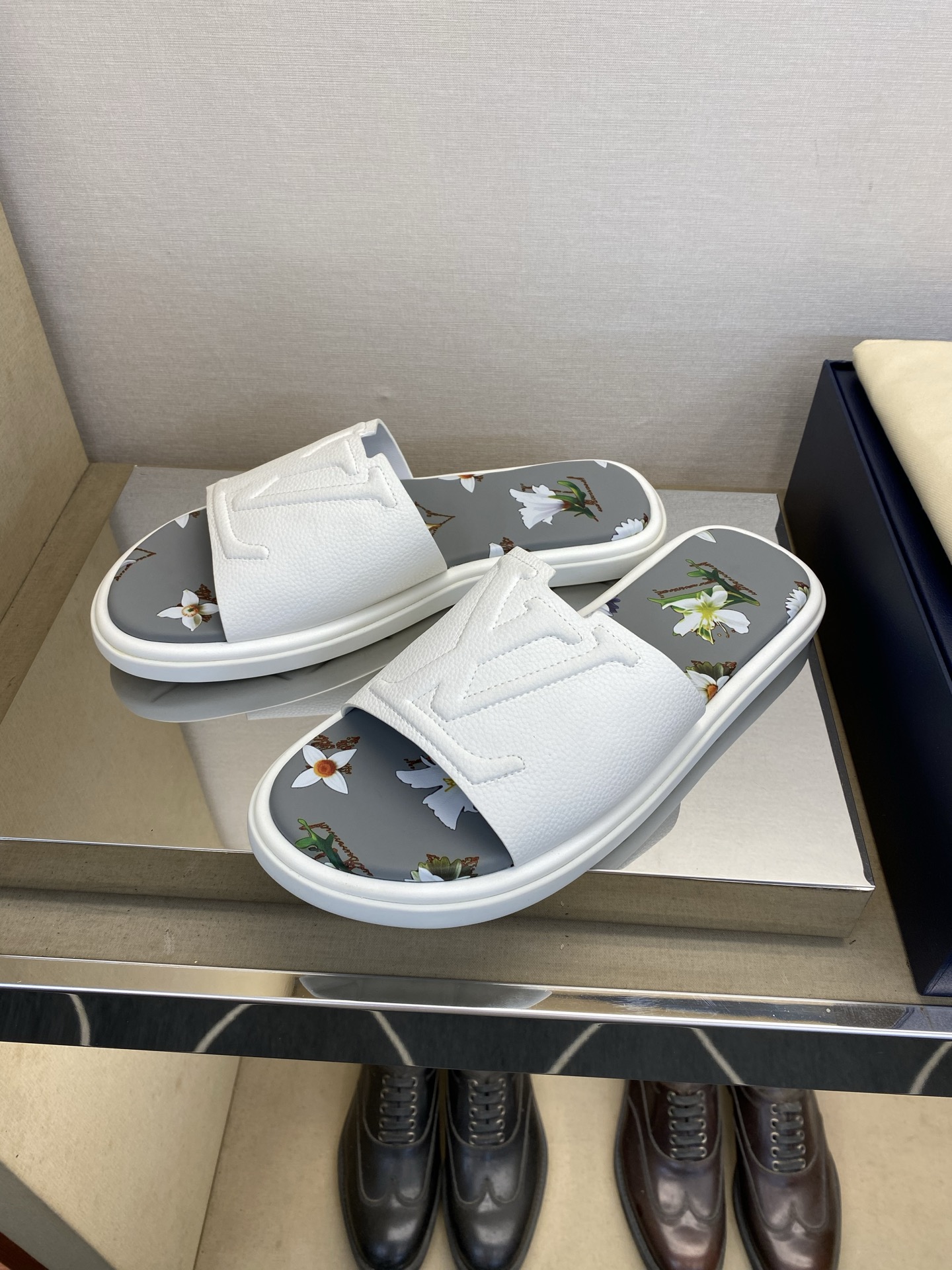 ⚠️L V⚠️高品质，顶尖工艺品⚠️男士拖鞋⚠️正码：39 －44，38，45，46定做 ⚠最新经典L压