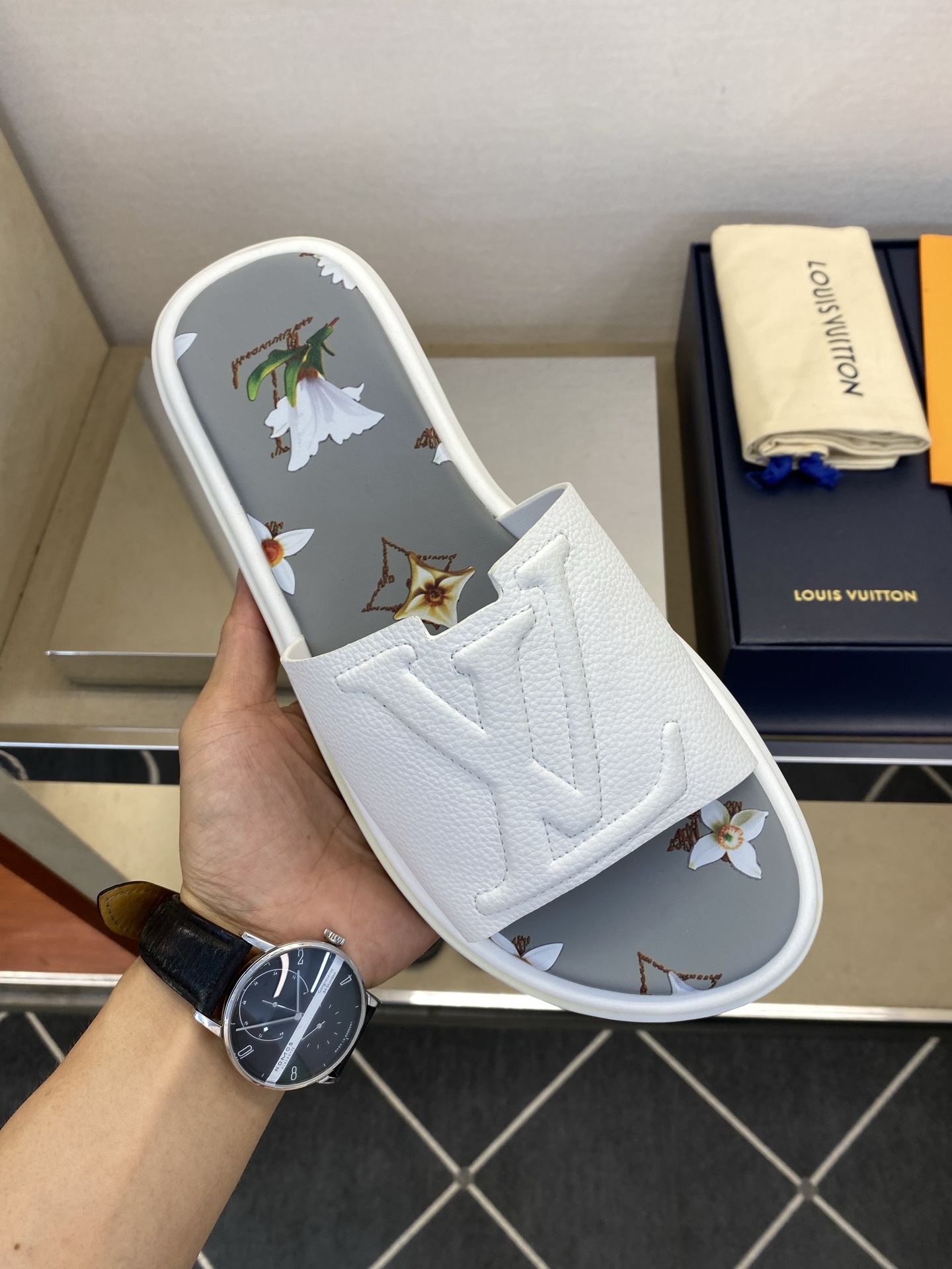⚠️L V⚠️高品质，顶尖工艺品⚠️男士拖鞋⚠️正码：39 －44，38，45，46定做 ⚠最新经典L压