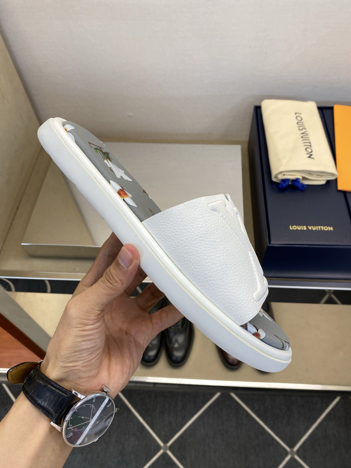 ⚠️L V⚠️高品质，顶尖工艺品⚠️男士拖鞋⚠️正码：39 －44，38，45，46定做 ⚠最新经典L压