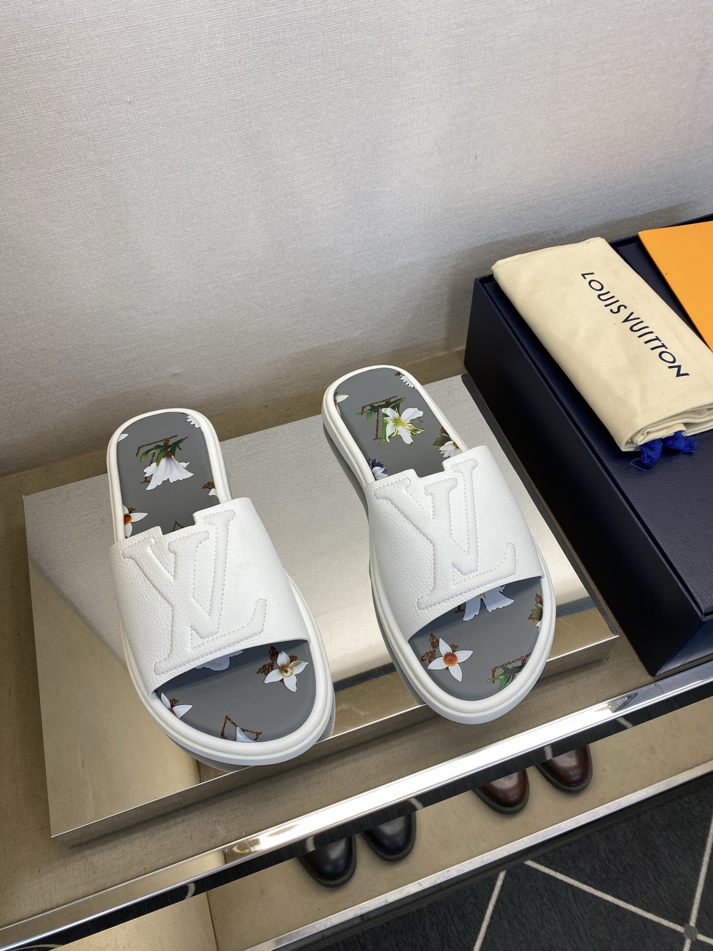 ⚠️L V⚠️高品质，顶尖工艺品⚠️男士拖鞋⚠️正码：39 －44，38，45，46定做 ⚠最新经典L压