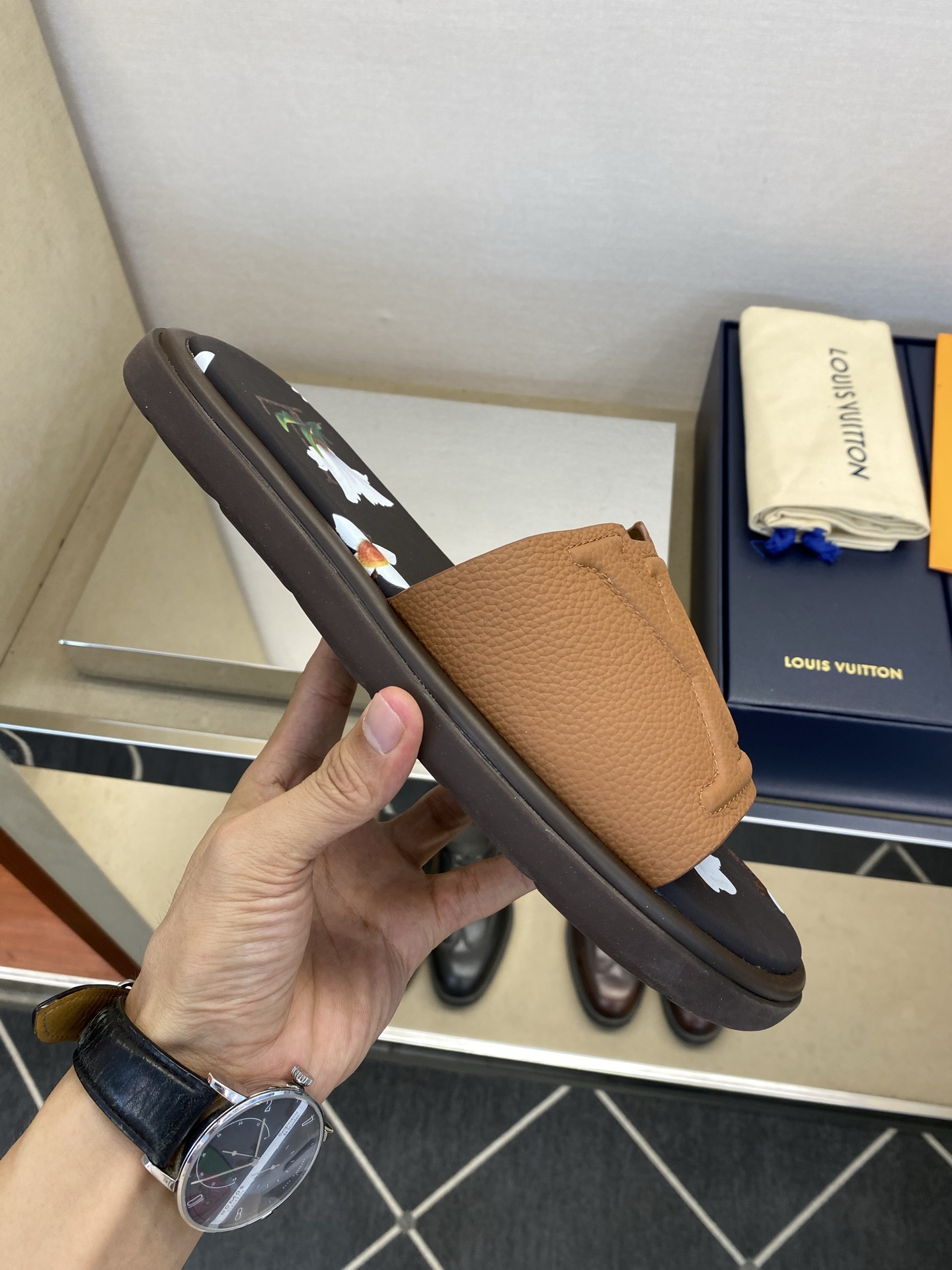 ⚠️L V⚠️高品质，顶尖工艺品⚠️男士拖鞋⚠️正码：39 －44，38，45，46定做 ⚠最新经典L压