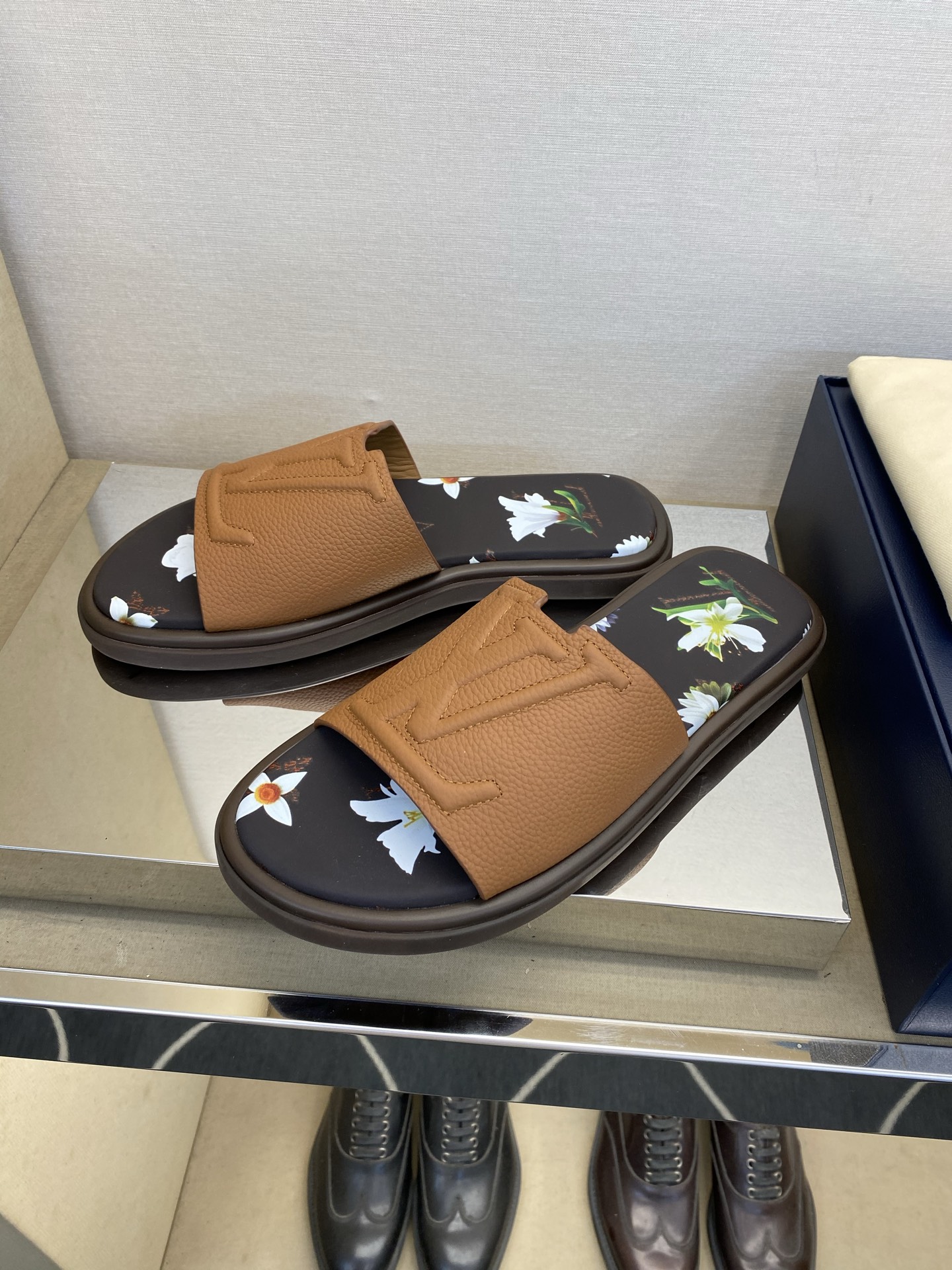 ⚠️L V⚠️高品质，顶尖工艺品⚠️男士拖鞋⚠️正码：39 －44，38，45，46定做 ⚠最新经典L压