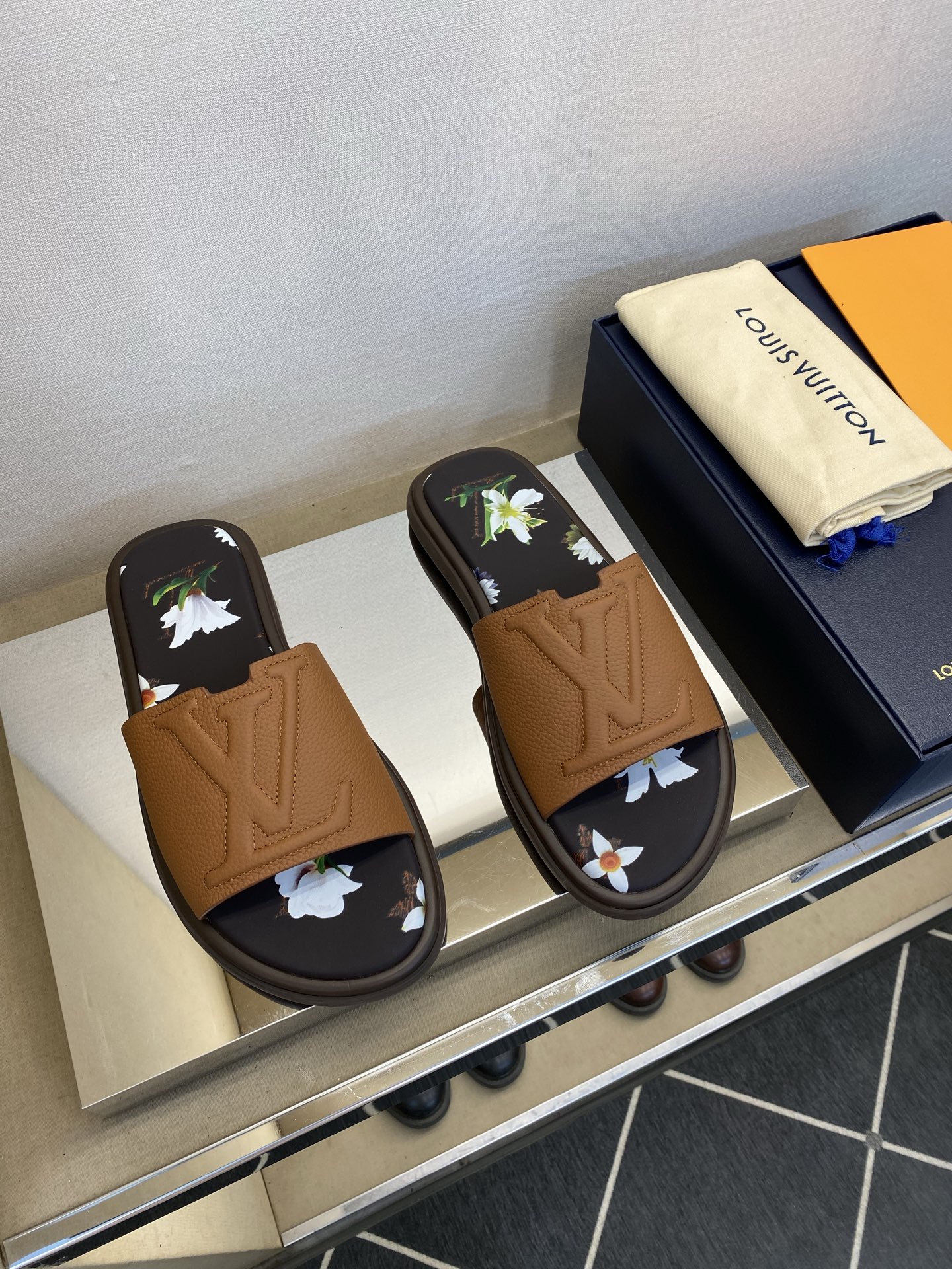 ⚠️L V⚠️高品质，顶尖工艺品⚠️男士拖鞋⚠️正码：39 －44，38，45，46定做 ⚠最新经典L压