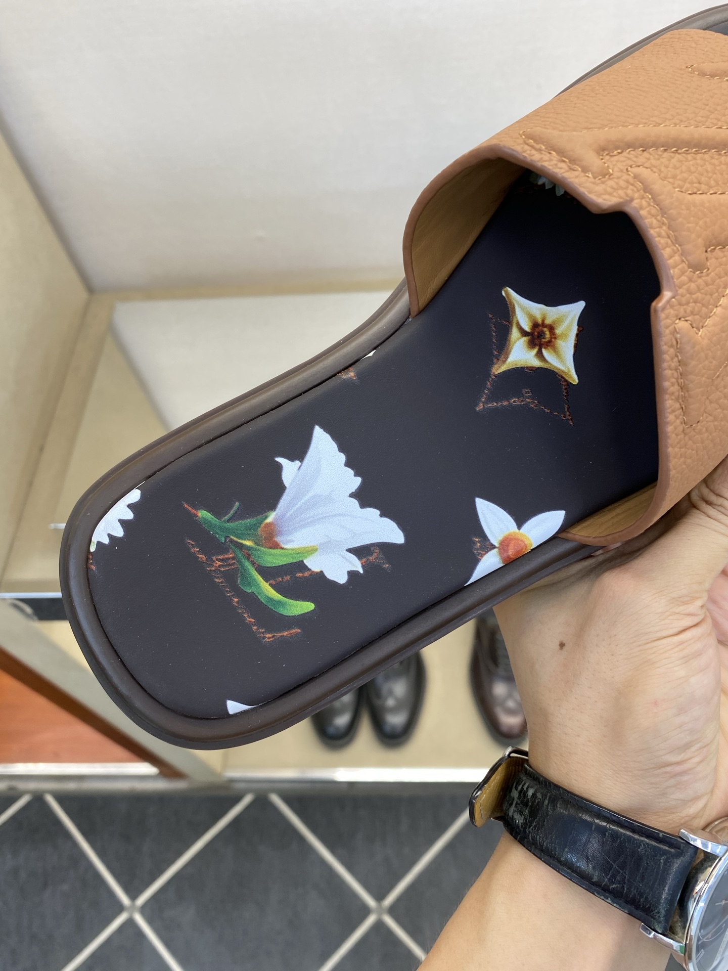 ⚠️L V⚠️高品质，顶尖工艺品⚠️男士拖鞋⚠️正码：39 －44，38，45，46定做 ⚠最新经典L压