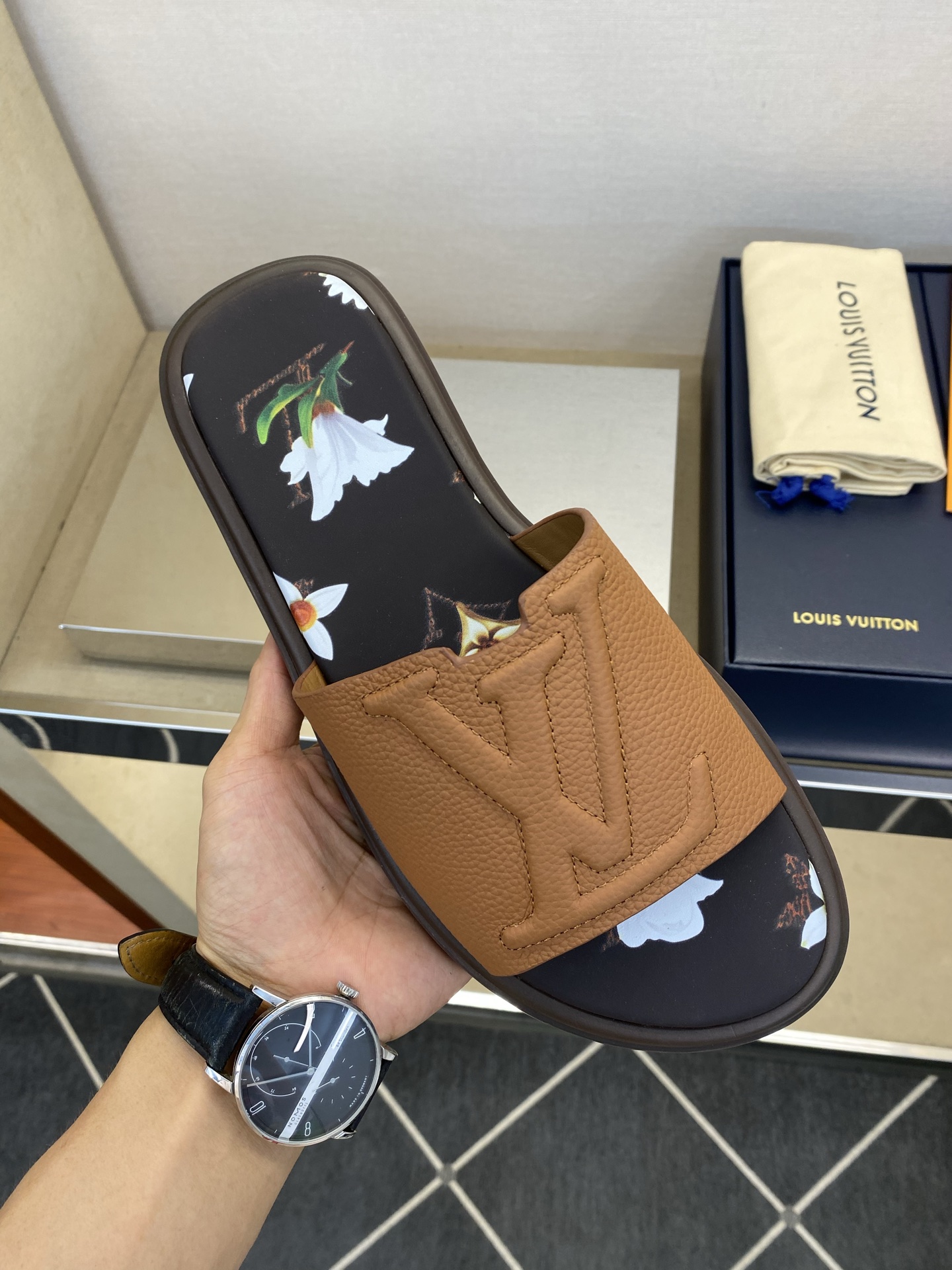 ⚠️L V⚠️高品质，顶尖工艺品⚠️男士拖鞋⚠️正码：39 －44，38，45，46定做 ⚠最新经典L压
