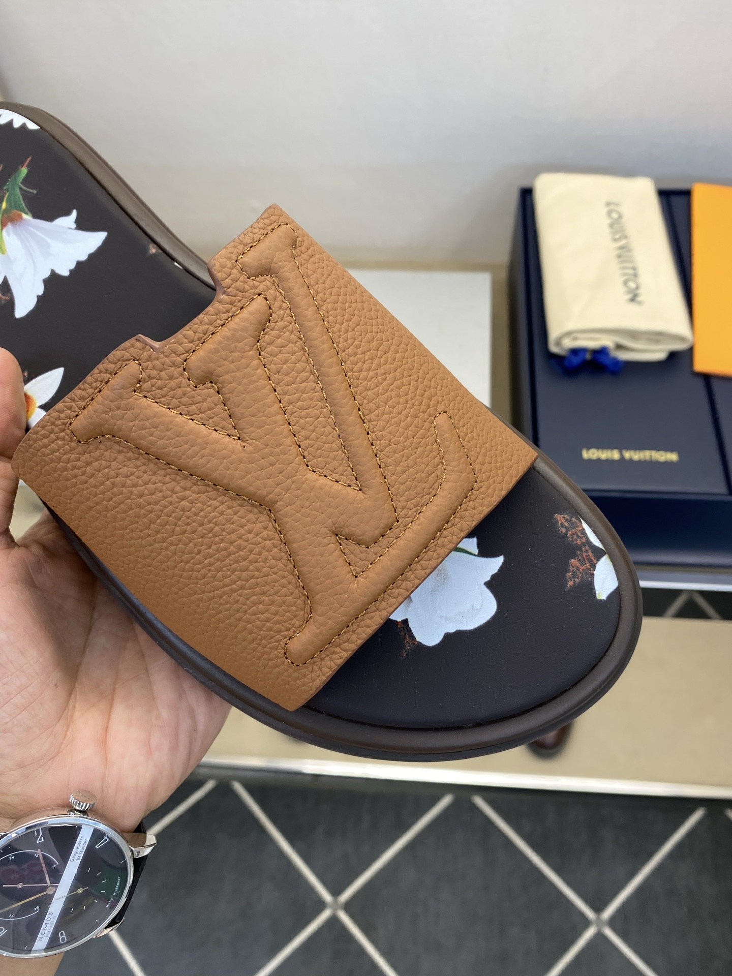 ⚠️L V⚠️高品质，顶尖工艺品⚠️男士拖鞋⚠️正码：39 －44，38，45，46定做 ⚠最新经典L压