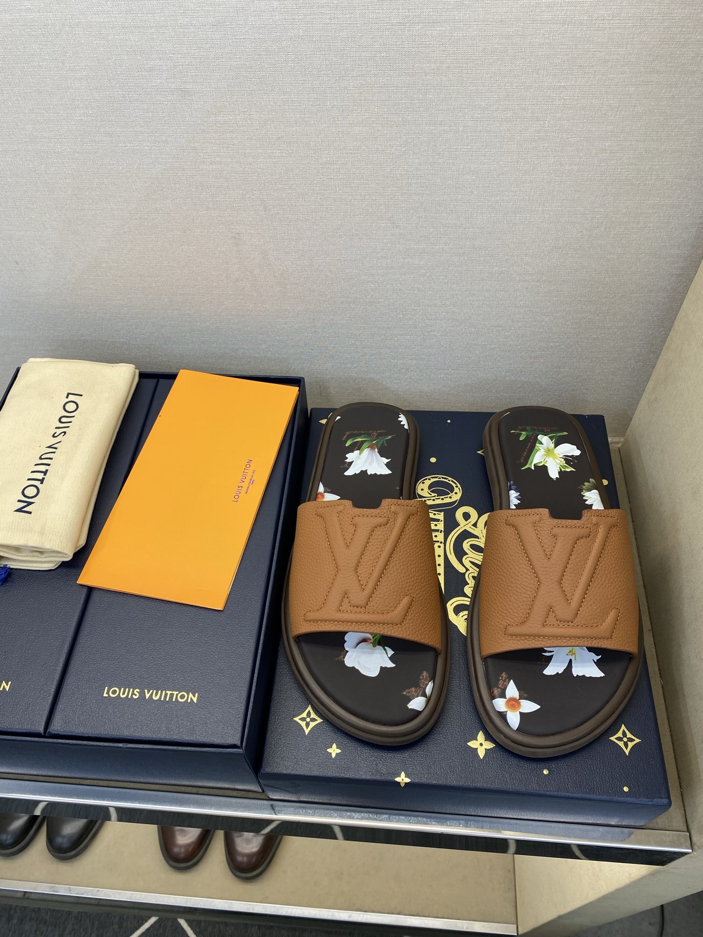 ⚠️L V⚠️高品质，顶尖工艺品⚠️男士拖鞋⚠️正码：39 －44，38，45，46定做 ⚠最新经典L压