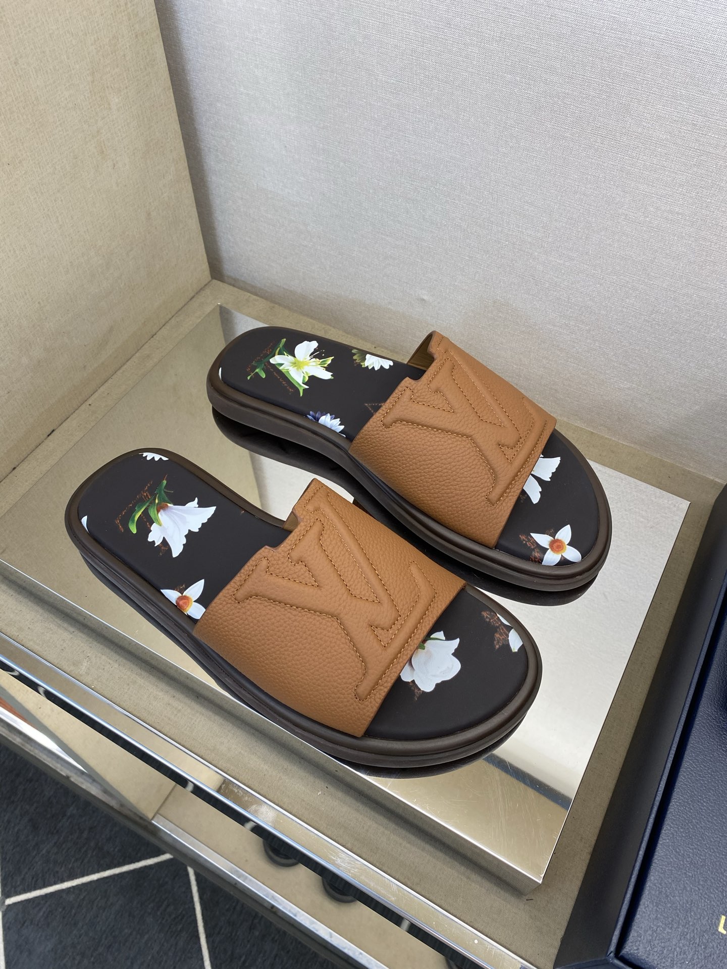 ⚠️L V⚠️高品质，顶尖工艺品⚠️男士拖鞋⚠️正码：39 －44，38，45，46定做 ⚠最新经典L压