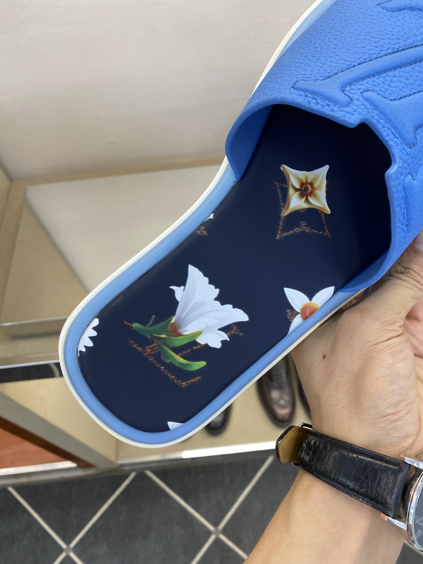 ⚠️L V⚠️高品质，顶尖工艺品⚠️男士拖鞋⚠️正码：39 －44，38，45，46定做 ⚠最新经典L压