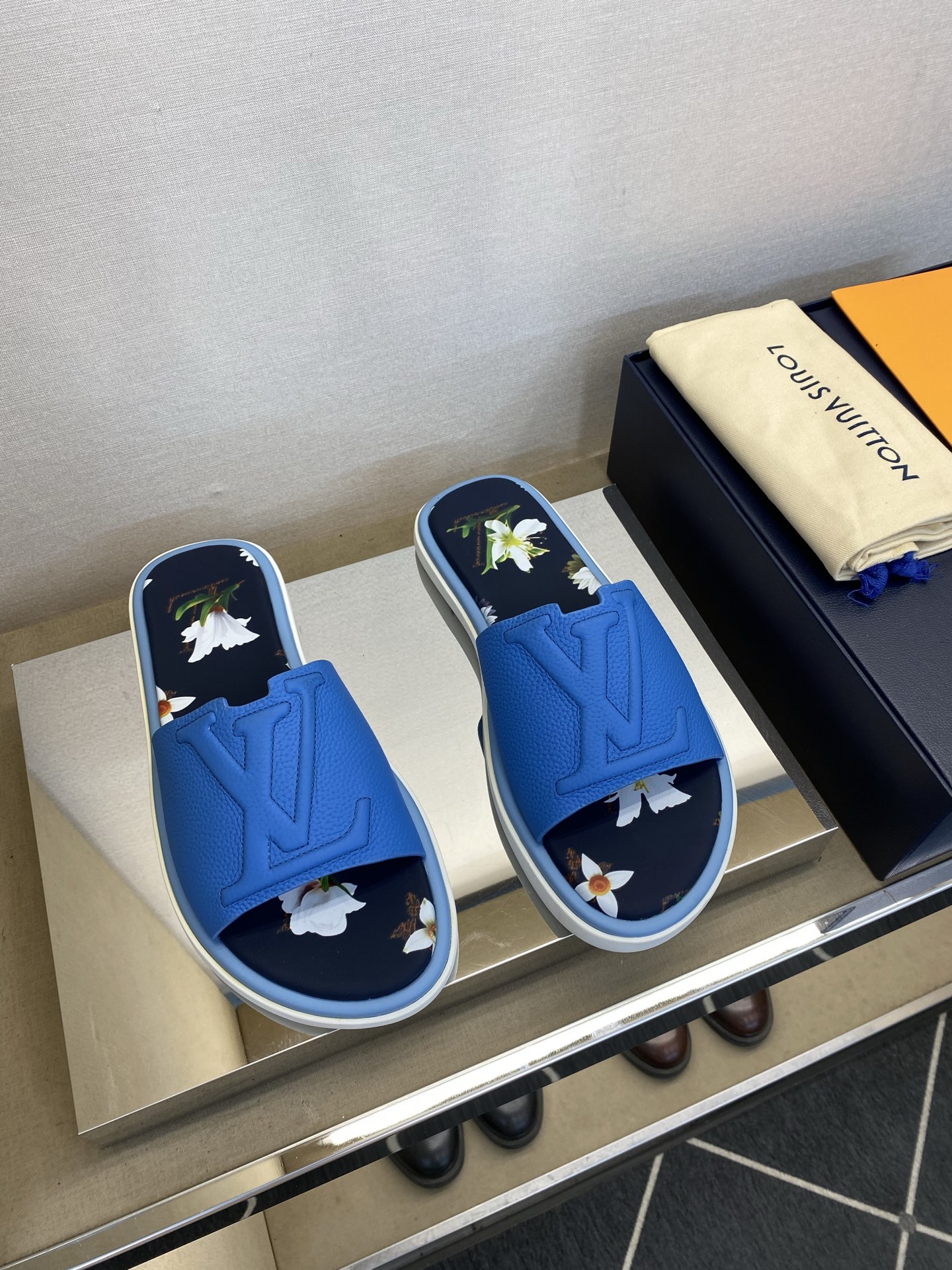 ⚠️L V⚠️高品质，顶尖工艺品⚠️男士拖鞋⚠️正码：39 －44，38，45，46定做 ⚠最新经典L压