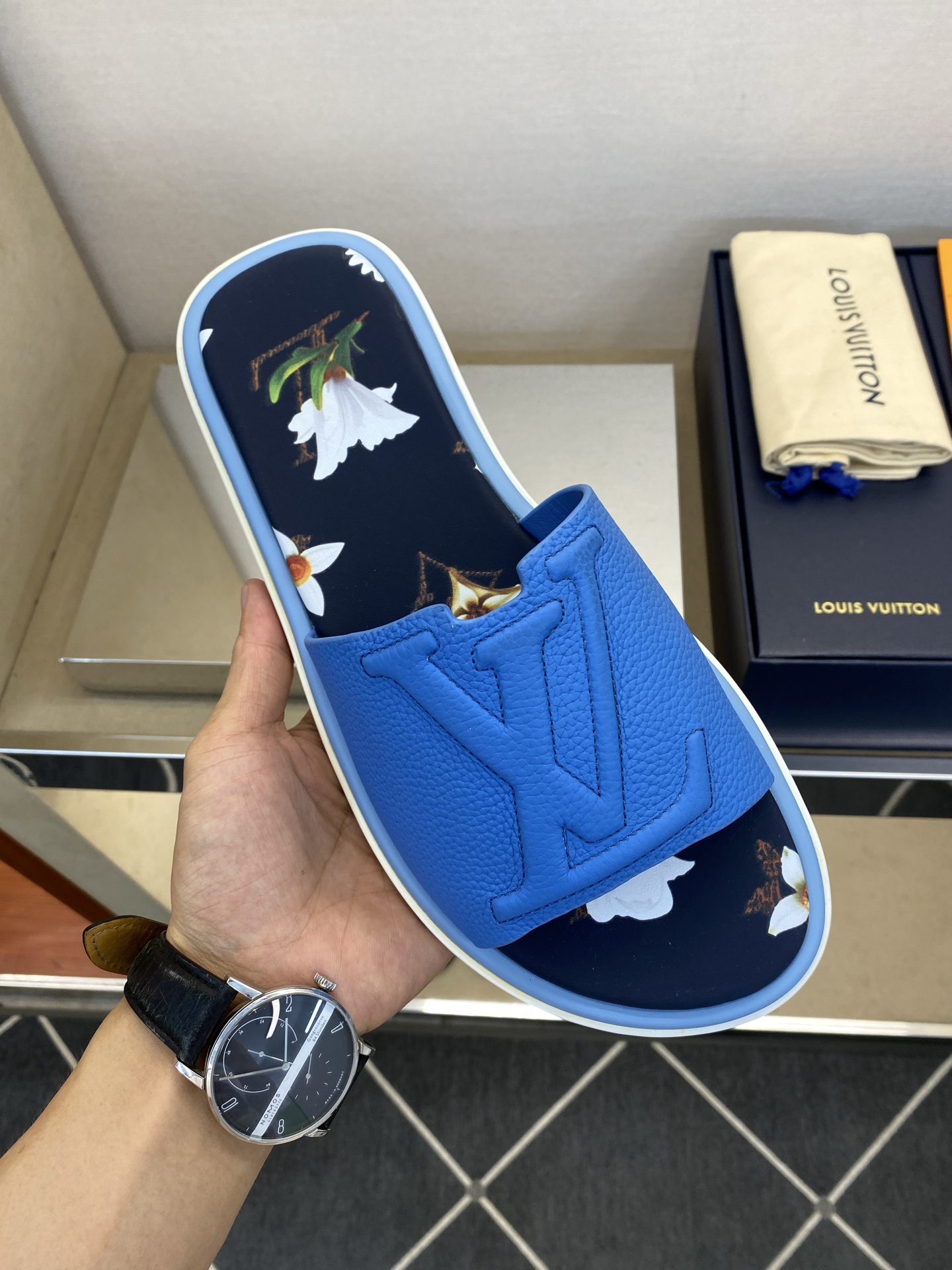 ⚠️L V⚠️高品质，顶尖工艺品⚠️男士拖鞋⚠️正码：39 －44，38，45，46定做 ⚠最新经典L压