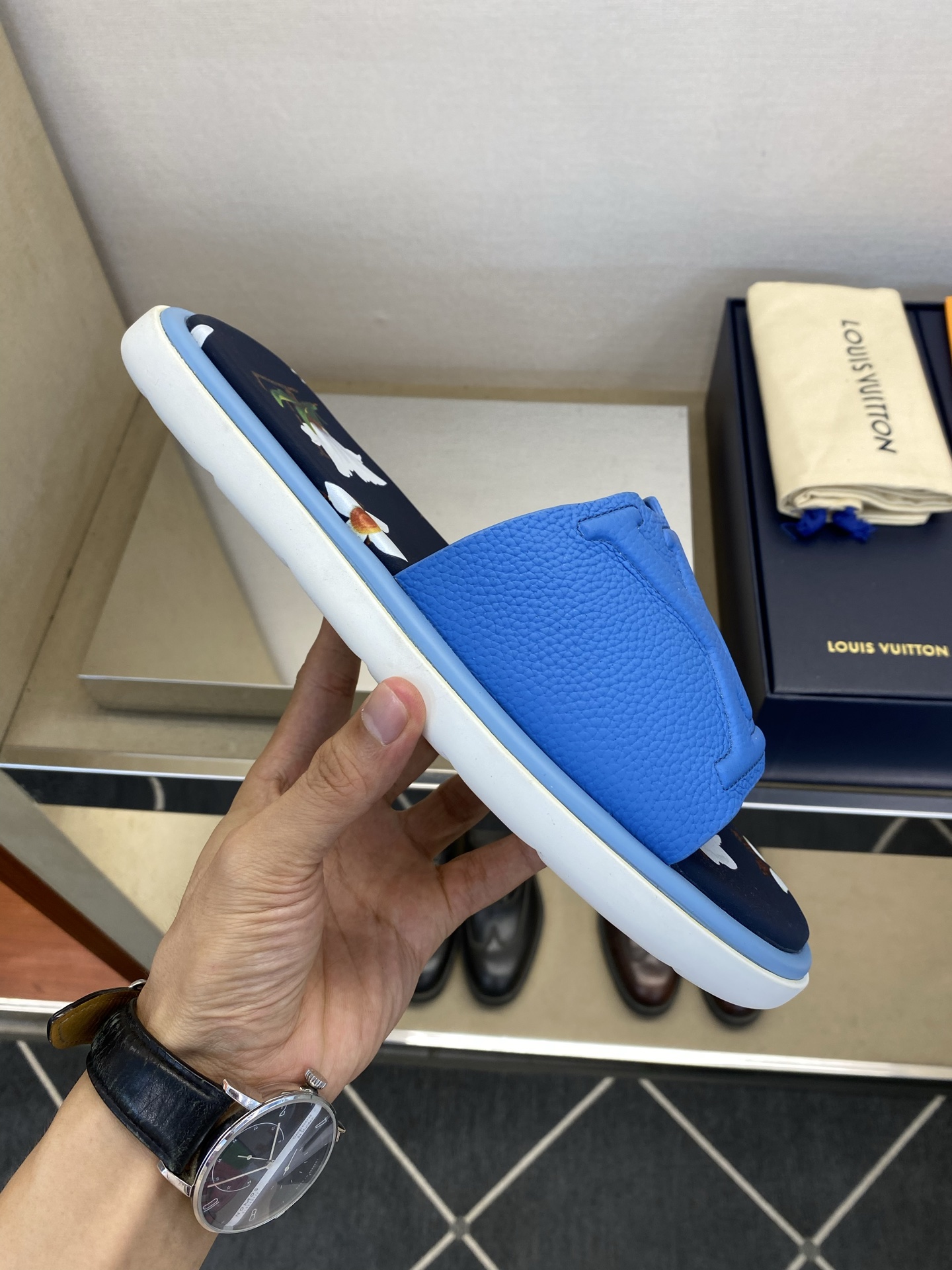 ⚠️L V⚠️高品质，顶尖工艺品⚠️男士拖鞋⚠️正码：39 －44，38，45，46定做 ⚠最新经典L压