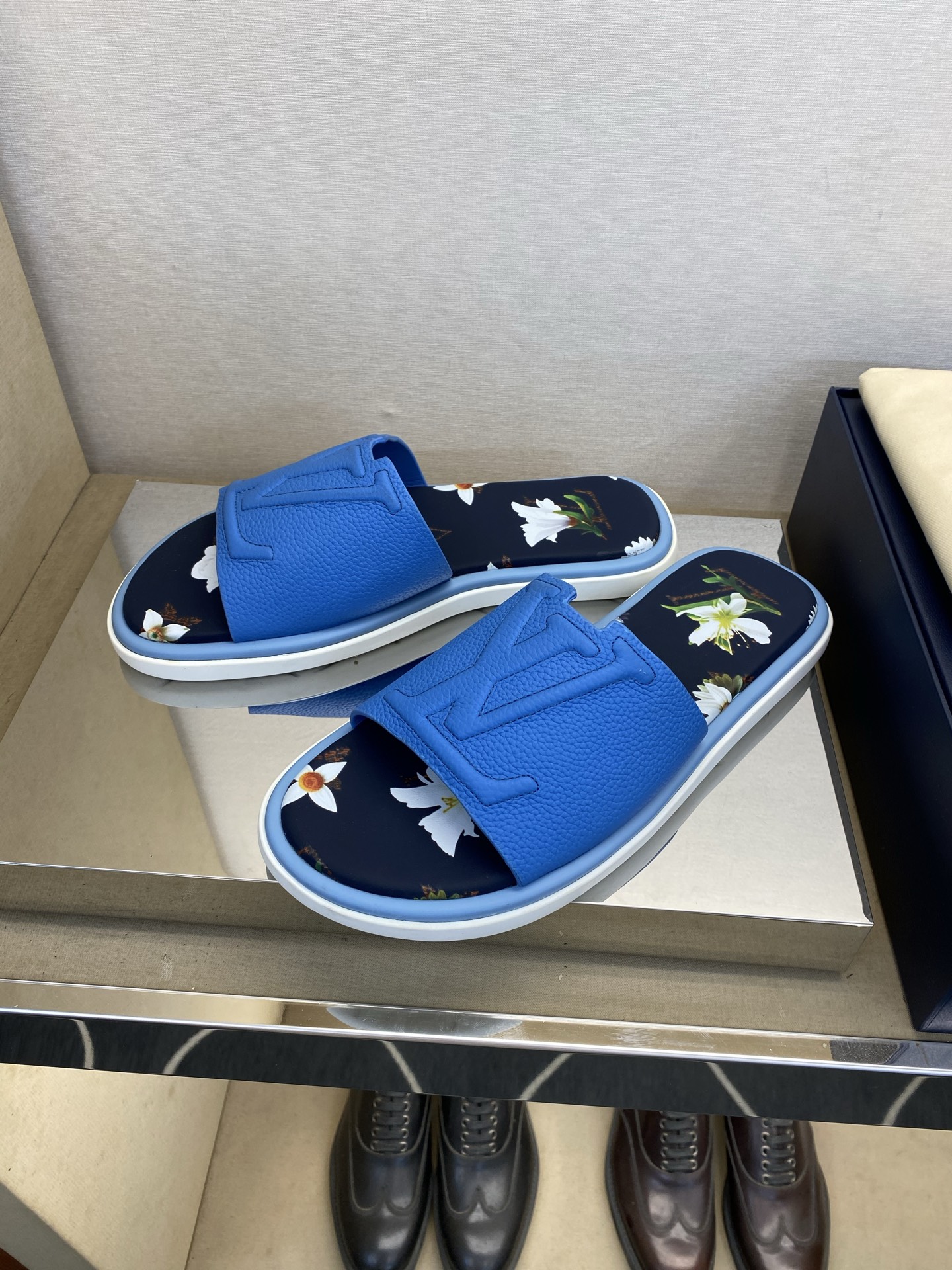 ⚠️L V⚠️高品质，顶尖工艺品⚠️男士拖鞋⚠️正码：39 －44，38，45，46定做 ⚠最新经典L压