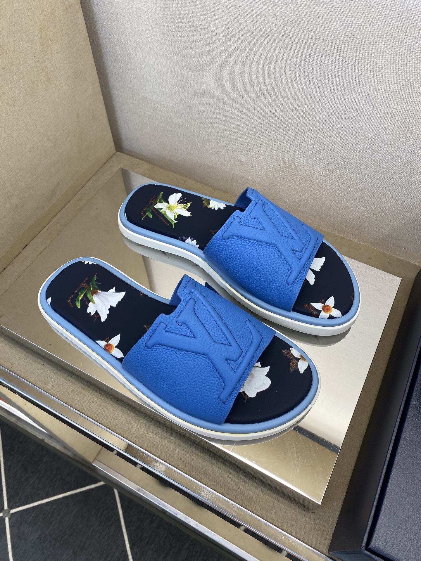⚠️L V⚠️高品质，顶尖工艺品⚠️男士拖鞋⚠️正码：39 －44，38，45，46定做 ⚠最新经典L压