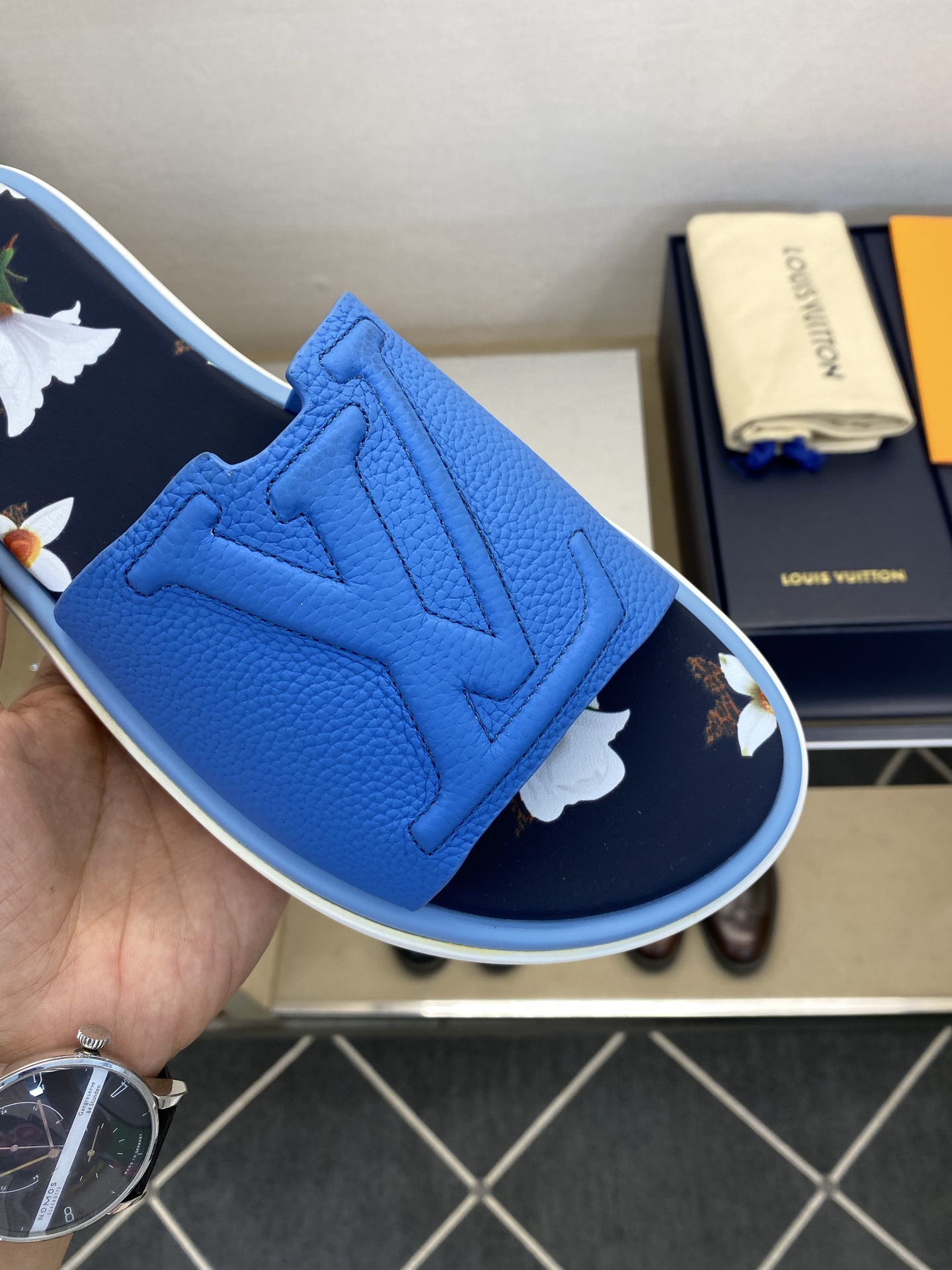 ⚠️L V⚠️高品质，顶尖工艺品⚠️男士拖鞋⚠️正码：39 －44，38，45，46定做 ⚠最新经典L压
