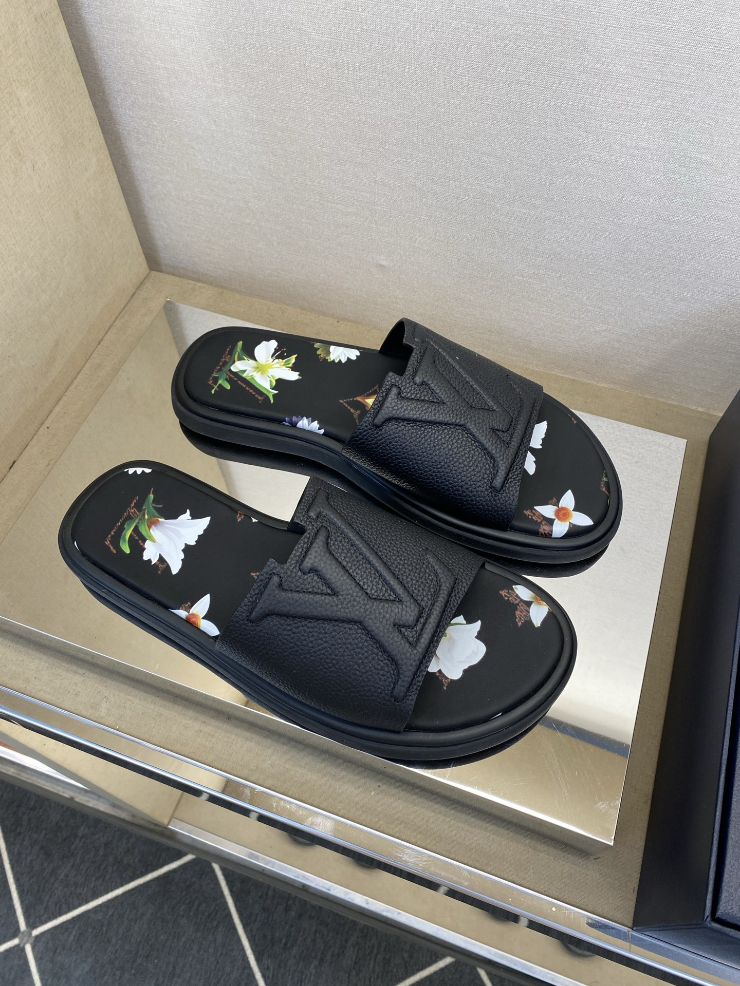 ⚠️L V⚠️高品质，顶尖工艺品⚠️男士拖鞋⚠️正码：39 －44，38，45，46定做 ⚠最新经典L压