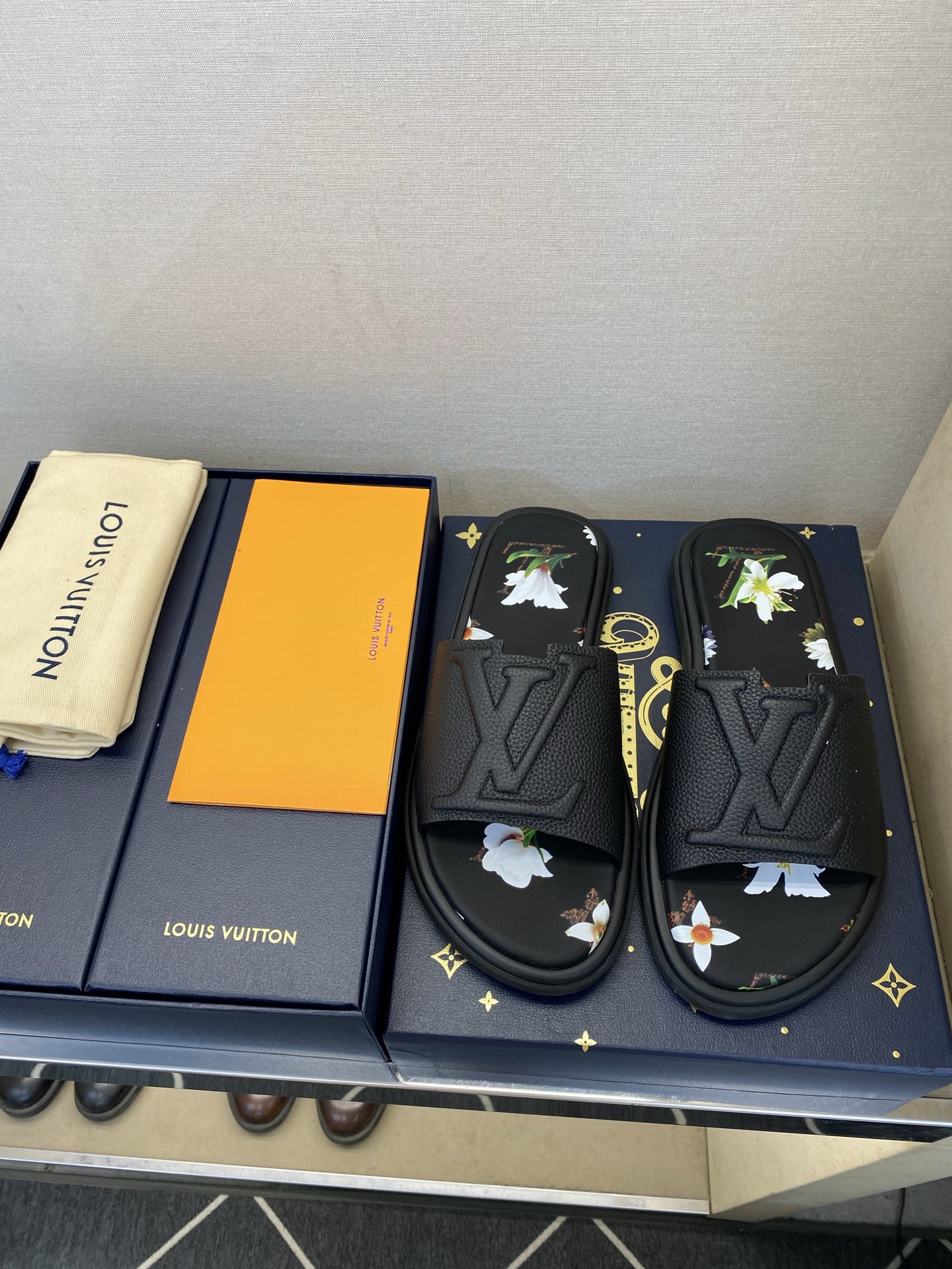 ⚠️L V⚠️高品质，顶尖工艺品⚠️男士拖鞋⚠️正码：39 －44，38，45，46定做 ⚠最新经典L压