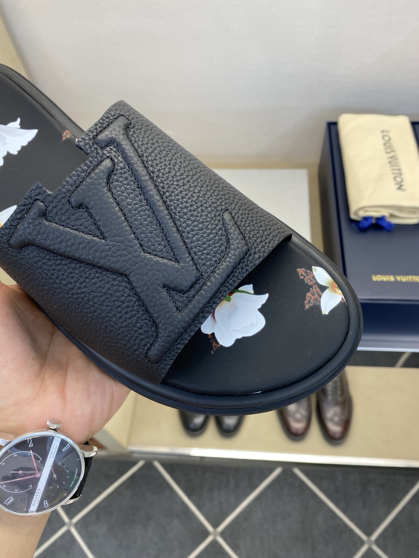 ⚠️L V⚠️高品质，顶尖工艺品⚠️男士拖鞋⚠️正码：39 －44，38，45，46定做 ⚠最新经典L压