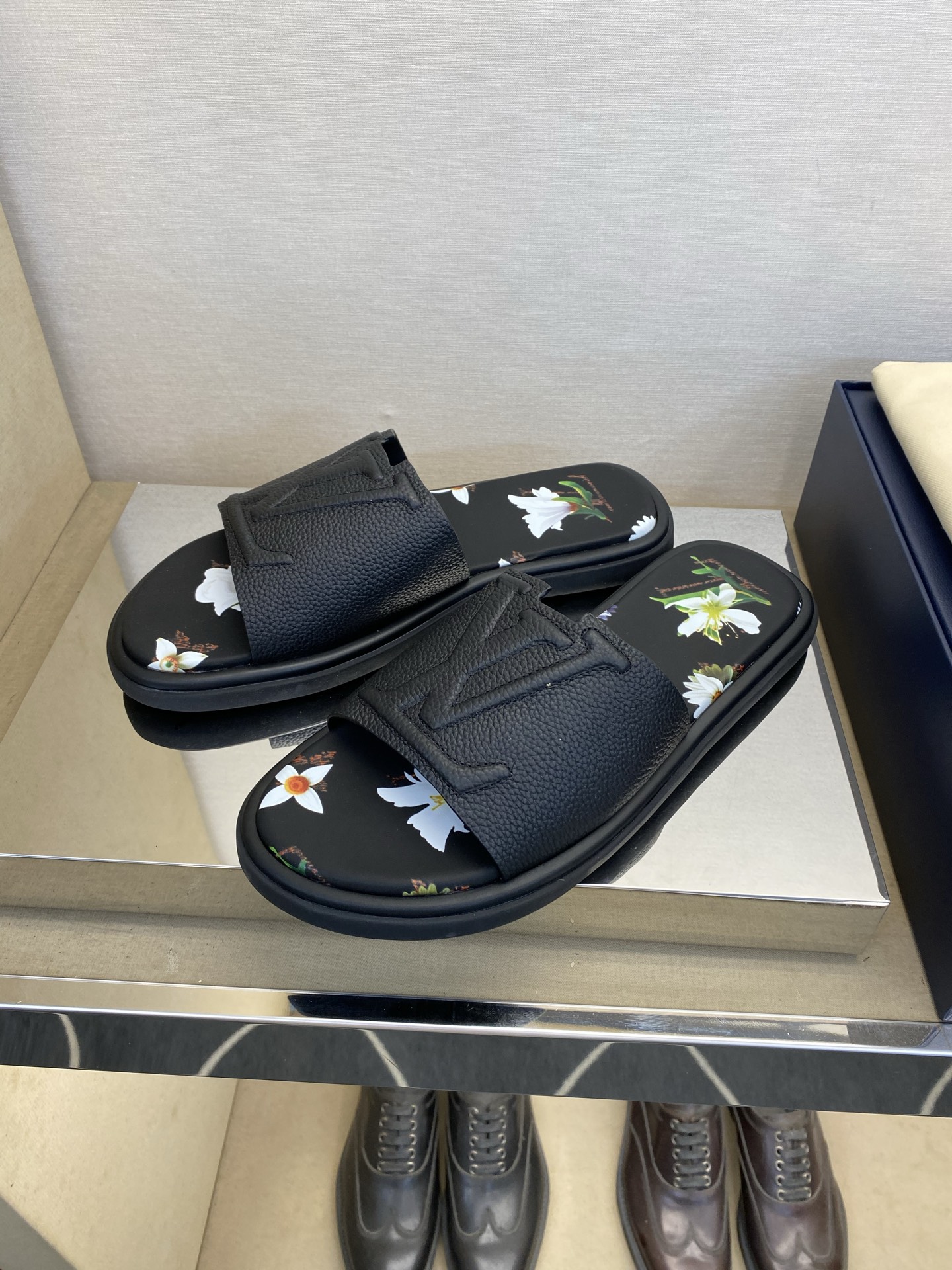 ⚠️L V⚠️高品质，顶尖工艺品⚠️男士拖鞋⚠️正码：39 －44，38，45，46定做 ⚠最新经典L压