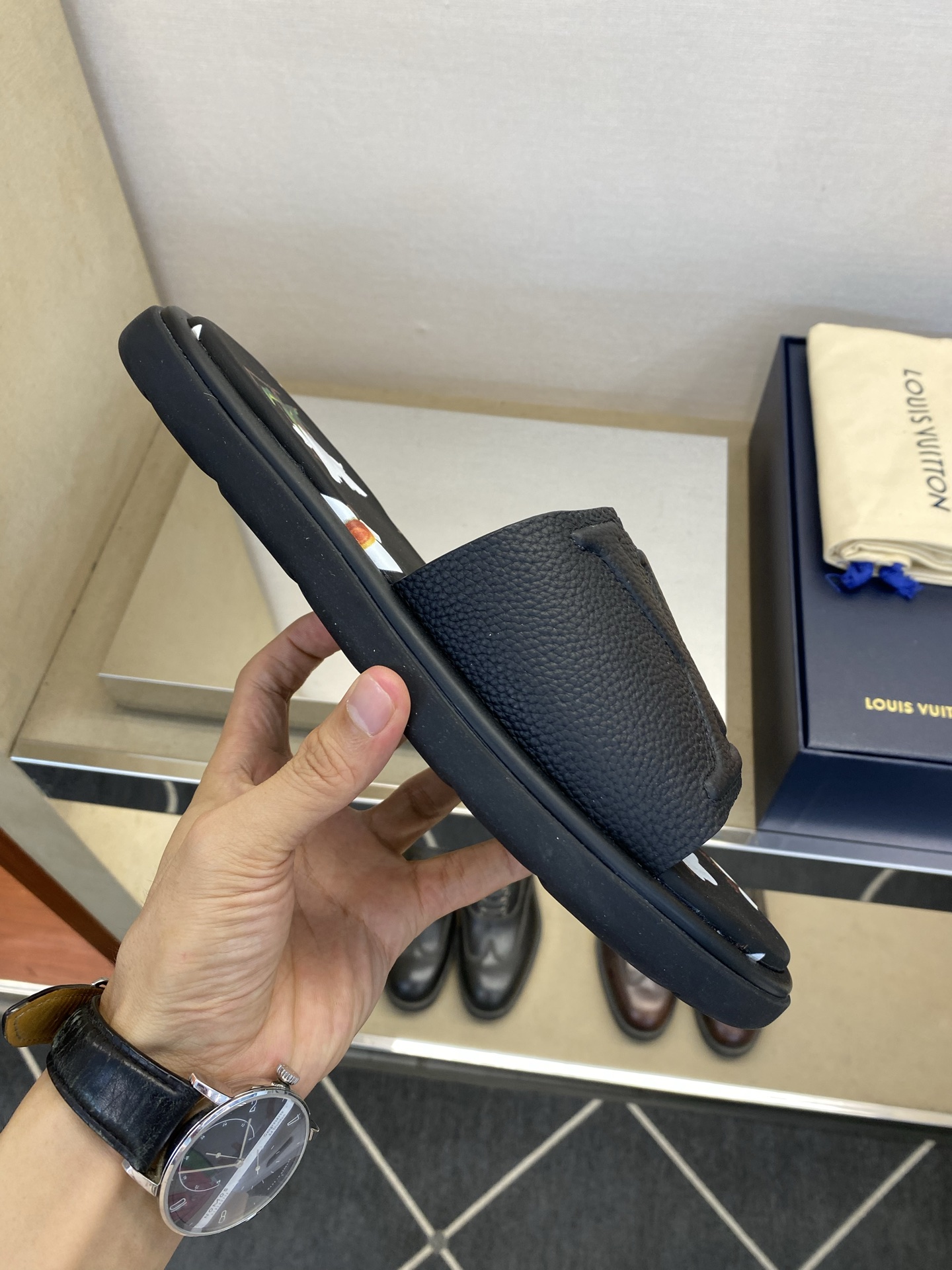 ⚠️L V⚠️高品质，顶尖工艺品⚠️男士拖鞋⚠️正码：39 －44，38，45，46定做 ⚠最新经典L压