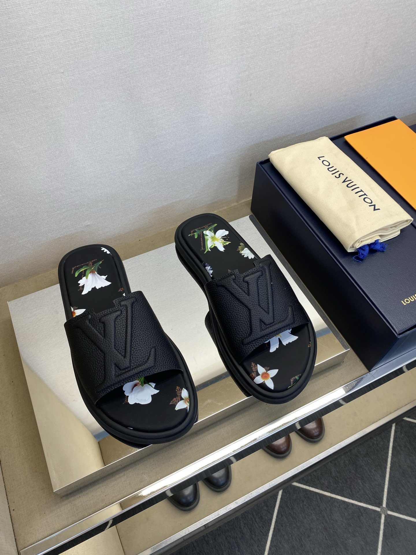 ⚠️L V⚠️高品质，顶尖工艺品⚠️男士拖鞋⚠️正码：39 －44，38，45，46定做 ⚠最新经典L压
