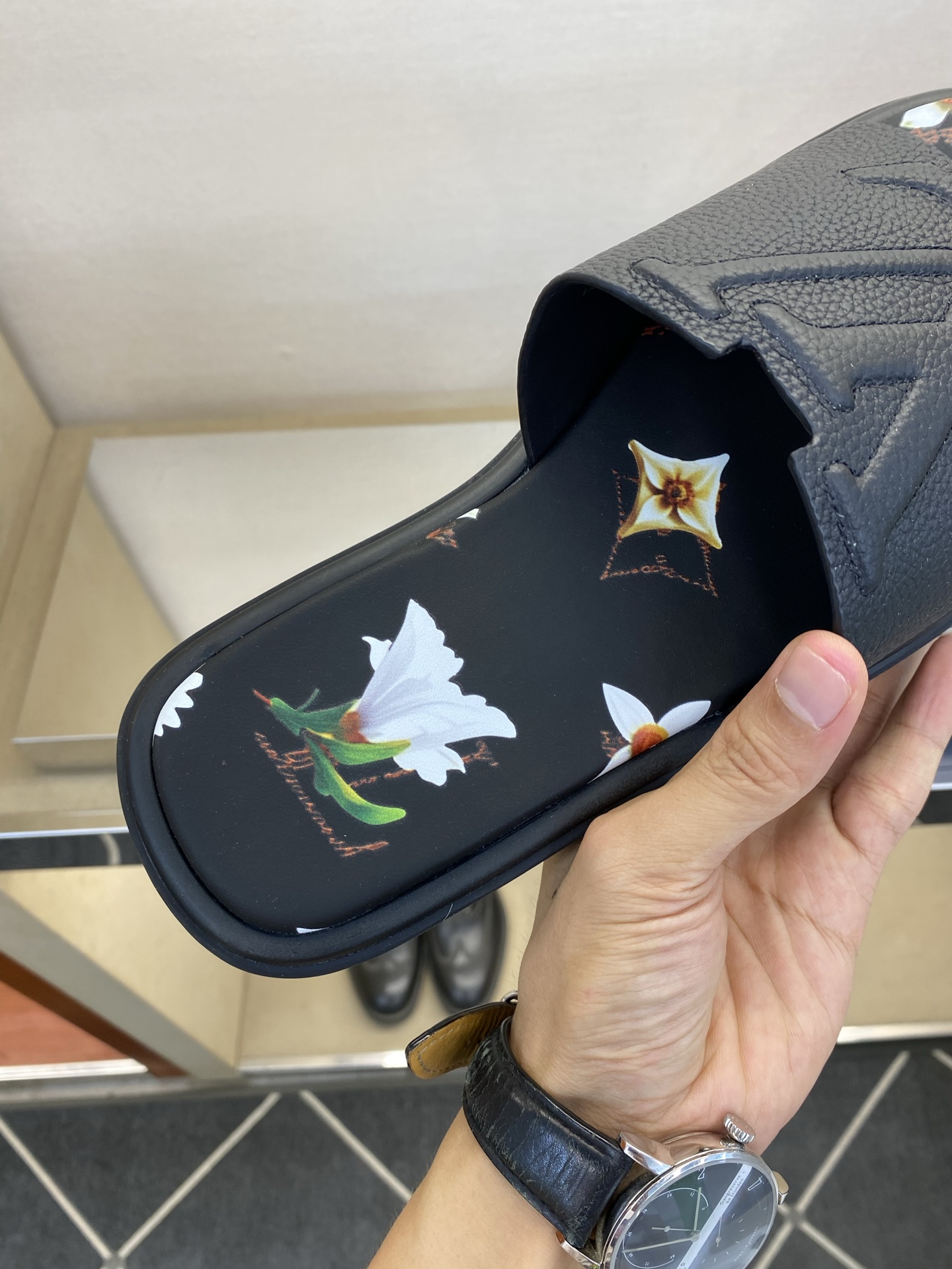 ⚠️L V⚠️高品质，顶尖工艺品⚠️男士拖鞋⚠️正码：39 －44，38，45，46定做 ⚠最新经典L压