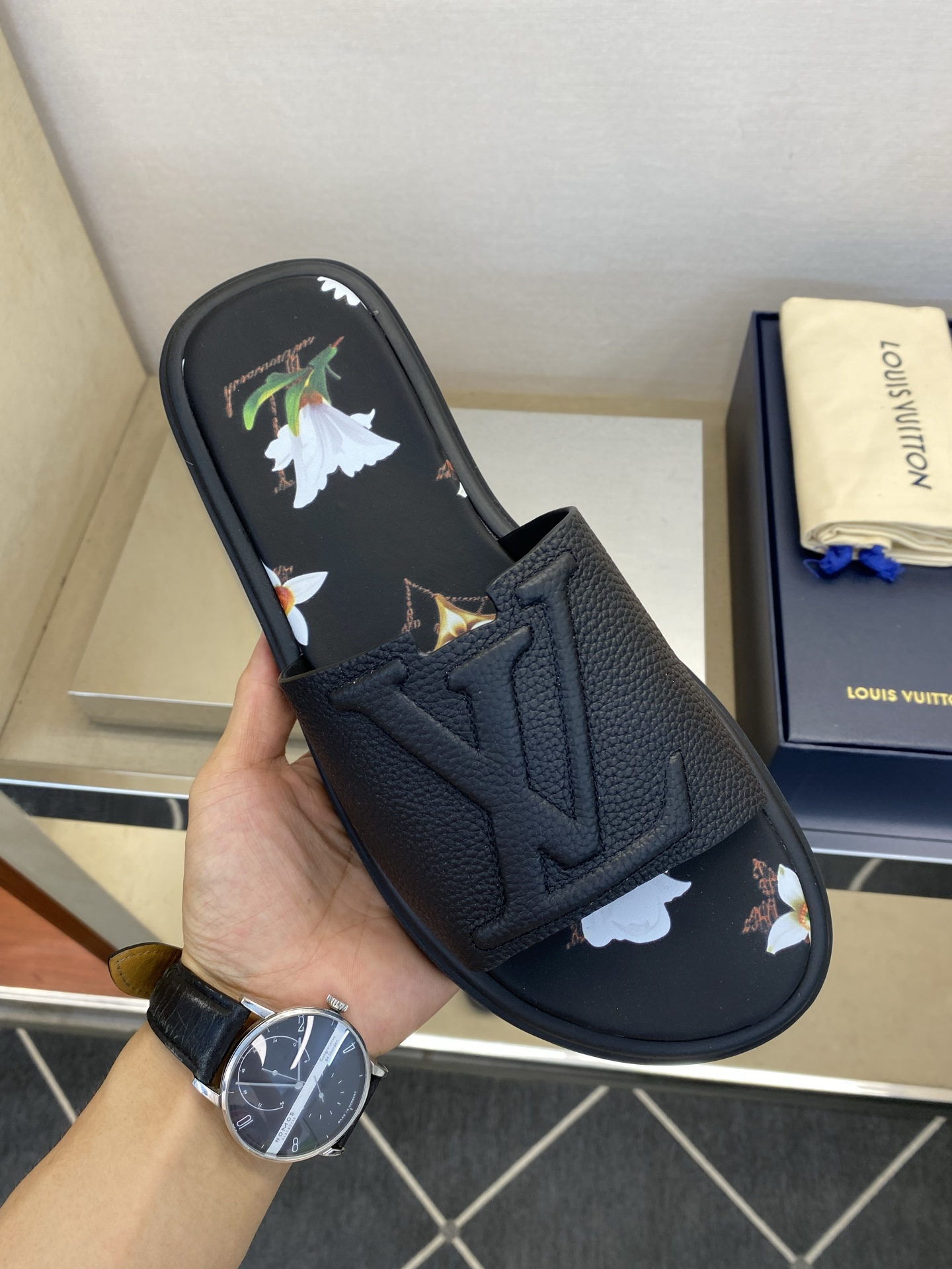 ⚠️L V⚠️高品质，顶尖工艺品⚠️男士拖鞋⚠️正码：39 －44，38，45，46定做 ⚠最新经典L压