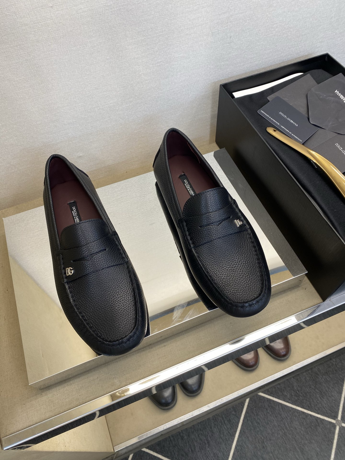 NO:954021,【D G】 Driving shoes!  (Doudou model) High-quality men's slip-on style, regular size 39 to 44 (5 to 10), lightweight slip-on style for all seasons!  Show off the luxurious brand logo hardware buckle!  atmosphere!  Original grained pebbled calf leather!  The inside is water-dyed calfskin, and the calfskin comes back to support the feet!  Rubber anti-slip bean design outsole!  goods!  Full upper sole with super high craftsmanship!  Quality: Look closely at the detailed pictures, the texture is super strong!  But 11 can withstand various tests!  38,45 customized,,cowhide19860909【D G】 驾车鞋！(豆豆款） 高品质男士套脚款 正码39一44(5一10） 四季轻便套脚款！尽显奢华品牌大标五金饰扣！大气！面原版粒面感荔纹小牛皮！内里水染小牛皮,小牛皮回力垫脚！橡胶防滑豆豆设计大底！货！全鞋面包底超高工艺！品质细看细节图,质感超强！可11经得起各种考验！38,45定做,,cowhide,Men's shoes