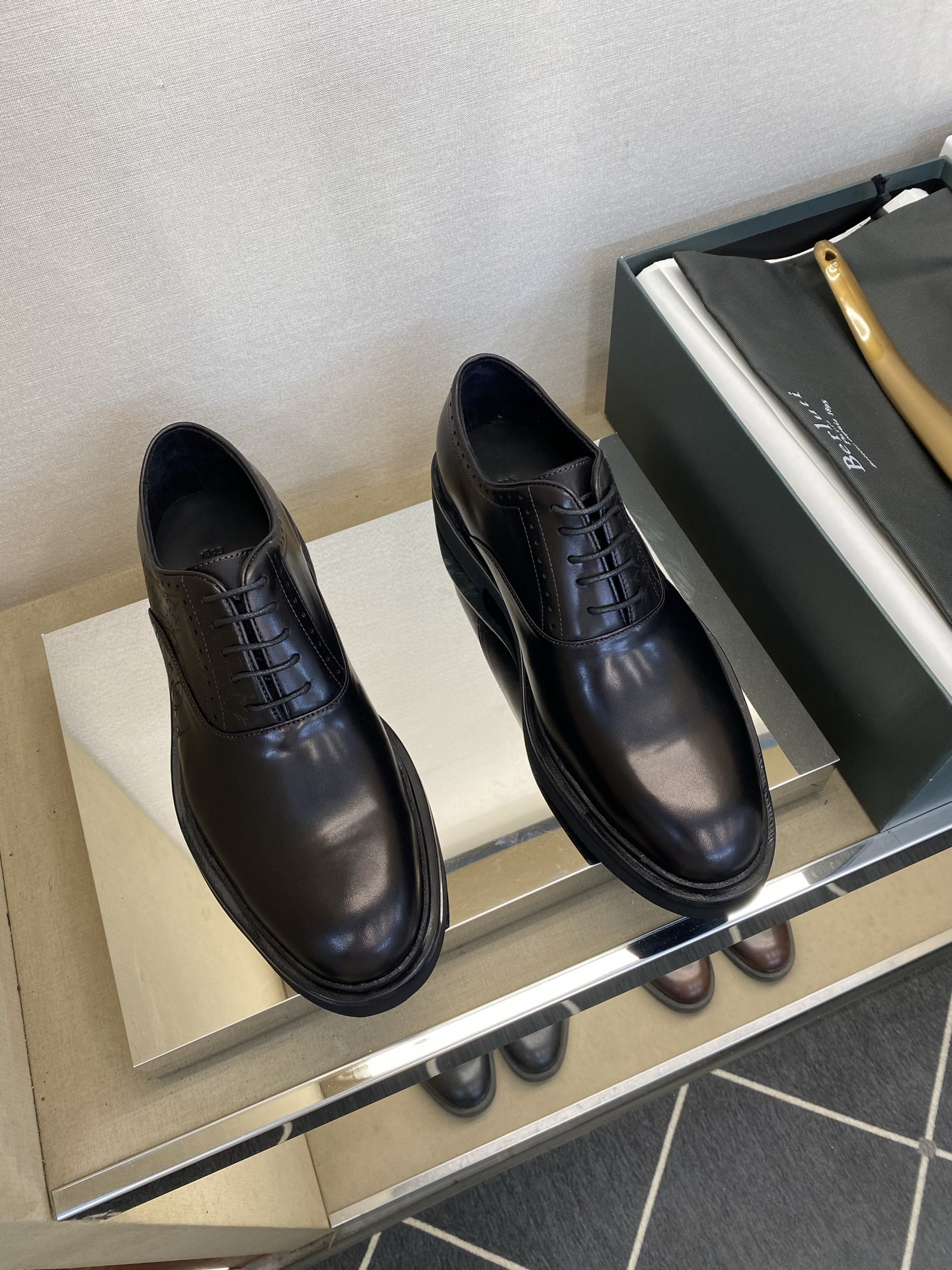 NO:954031,【BERLUT＊】 Hand-painted and color-changed fashionable derby shoes, regular sizes 39 to 44, (5 to 10), high-tech handmade goods!  Fashionable high-gloss style, hand-polished by shoemaker, a real work of art!  The heightening water table is also completely wrapped in leather and the color is changed!  The surface is fully imported calfskin from Italy and hand-painted (super strong texture and feel), the interior is imported calfskin, and the anti-slip rubber outsole!  !  Super ceremonial!  Gentleman style!  38,45,No returns or exchanges if made to order,,cowhide19860909【BERLUT＊】 手工涂绘改色 时尚德比鞋 正码39一44,(5一10） 高工艺纯手工货！时尚正装高光款,鞋匠纯手工擦色,真正的艺术品！增高水台也全皮丕包裹改色！面意大利全面进口小牛皮丕手工涂绘(超强质感、手感),内里进口小牛皮,防滑橡胶大底！！超级仪式感！绅士风！38,45,订做不退换,,cowhide,Men's shoes