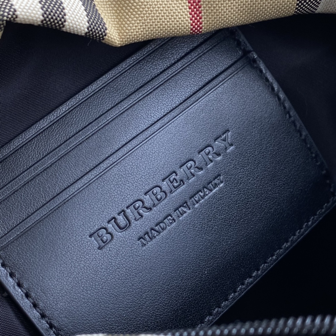 B家新款相机包,活力装饰 Burberry 格纹,搭配点缀品牌徽标提花的包带 7