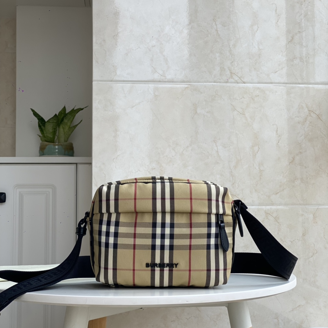 Camera bag in Burberry Check, featuring an adjustable logo-jacquard - Comprehensive