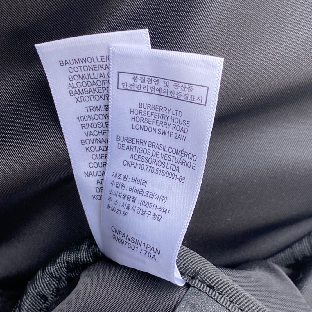 B家新款相机包,活力装饰 Burberry 格纹,搭配点缀品牌徽标提花的包带 9