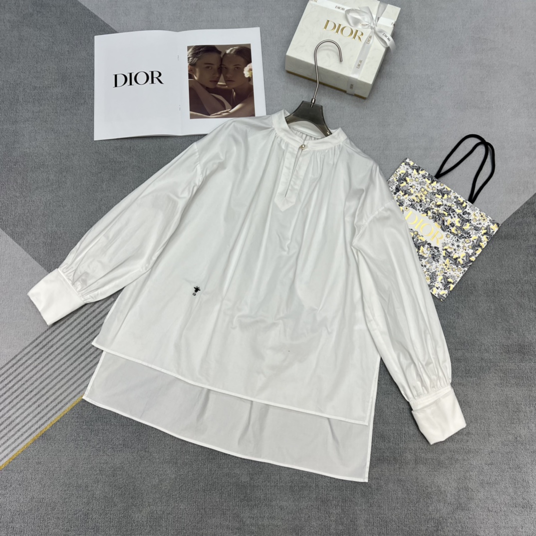 高品质Dior 2024早春系列大气简约的白色宽松衬衣采用有光感柔软的缎面棉材质宽松版型完全不挑身型定制珍珠点缀 高级感满满SMLzsdqw
