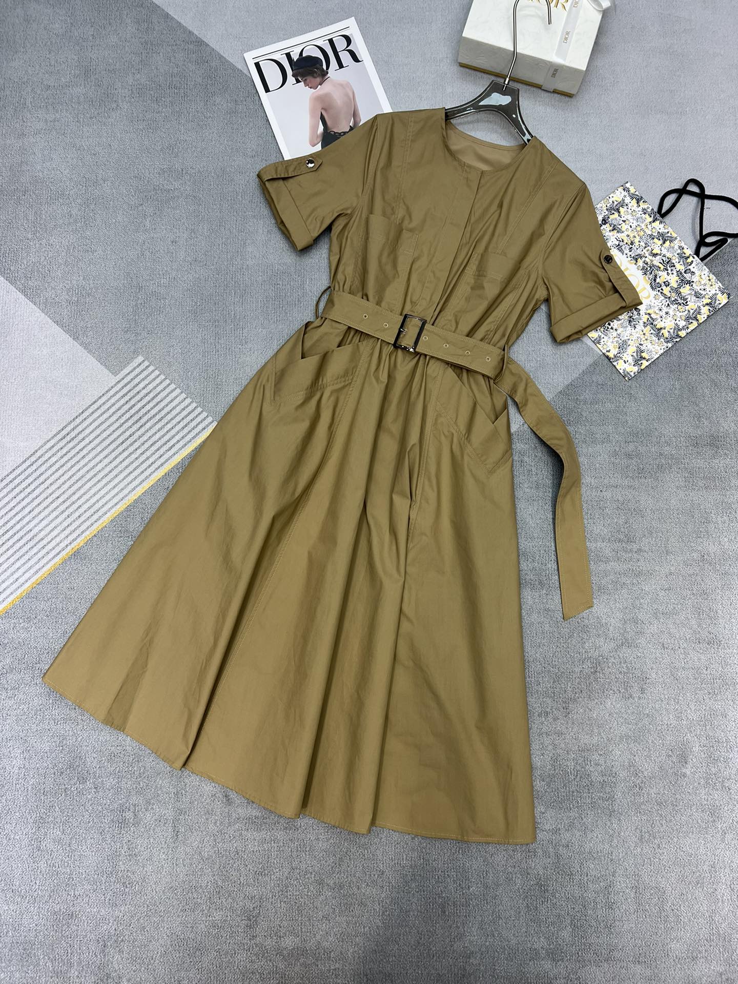 NO:307664,High-quality 2025* niche round neck short sleeves with belted dress sleeve button adjustment Elastic waist Large pocket design Simple and elegant A dress with super inclusiveness Pure cotton fabric High texture Fine workmanship Three-color SM, skirts, T-shirt, alexander wang19860909高品质2025*小众圆领短袖附配腰带连衣裙袖子钮扣调节 松紧腰 大口袋设计 简洁大方 包容性超强的一款连衣裙 纯棉面料 高质感 做工精细 三色SM,,skirts,T-shirt,alexander wang,Women's clothing