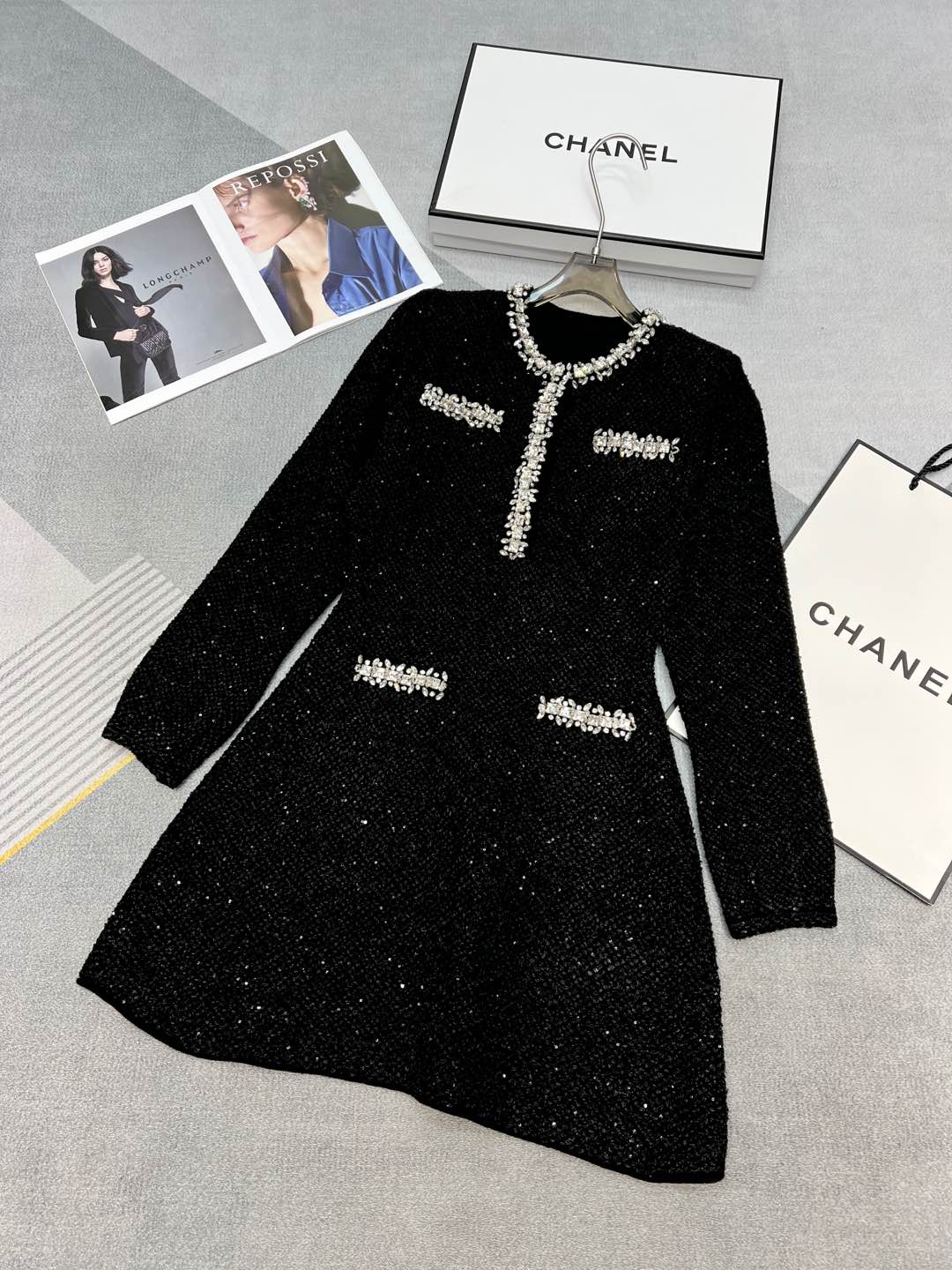 NO:294872,High-quality S*P Early Spring Series Super beautiful heavy industry rhinestone dress Made with custom blended bright silk   sequin yarn Invincible heavy industry skirt Hand-sewn rhinestone webbing process Full of details control Invincible slim black high-end feel, New Year parties/dates are all super recommended items SML, skirts, alexander wang19860909高品质S*P 早春系列 超美的重工水钻连衣裙 采用定制混纺亮丝 亮片纱线打造 无敌重工的裙子 手工缝制水钻织带工艺 满满地细节控 无敌显瘦的黑色高级感 过年聚会/约会都是超推荐单品 SML,,skirts,alexander wang,Women's clothing