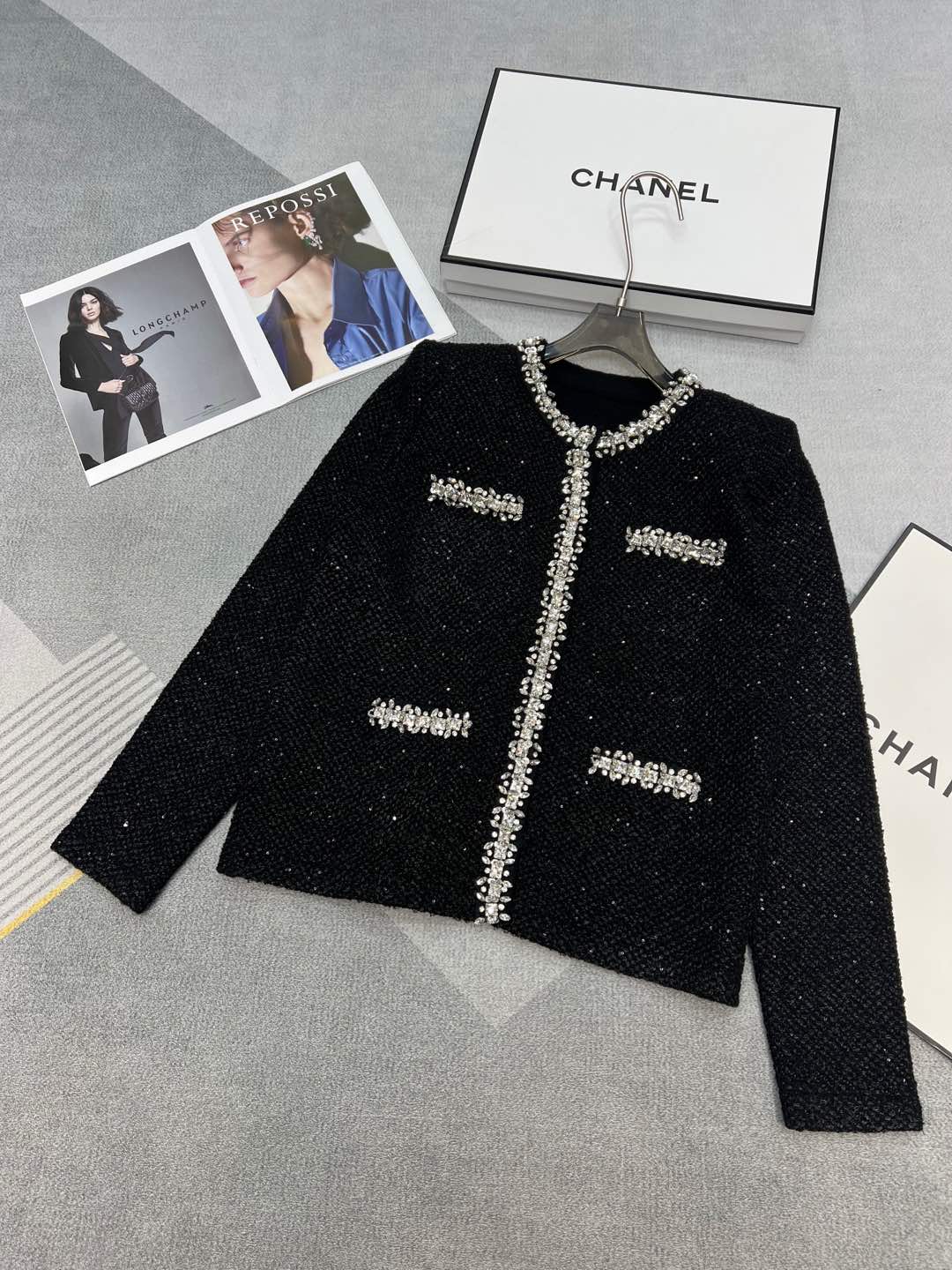 NO:294863,High-quality S*P Early Spring Series Super beautiful heavy industry rhinestone cardigan jacket made of customized blended bright silk   sequin yarn Invincible heavy industry jacket Hand-sewn rhinestone webbing process Full of details control Invincible slim black high-end feel, New Year parties/dates are all super recommended items SML, Jackets & coats, alexander wang19860909高品质S*P 早春系列 超美的重工水钻开衫外套 采用定制混纺亮丝 亮片纱线打造 无敌重工的外套 手工缝制水钻织带工艺 满满地细节控 无敌显瘦的黑色高级感 过年聚会/约会都是超推荐单品 SML,,jackets & coats,alexander wang,Women's clothing