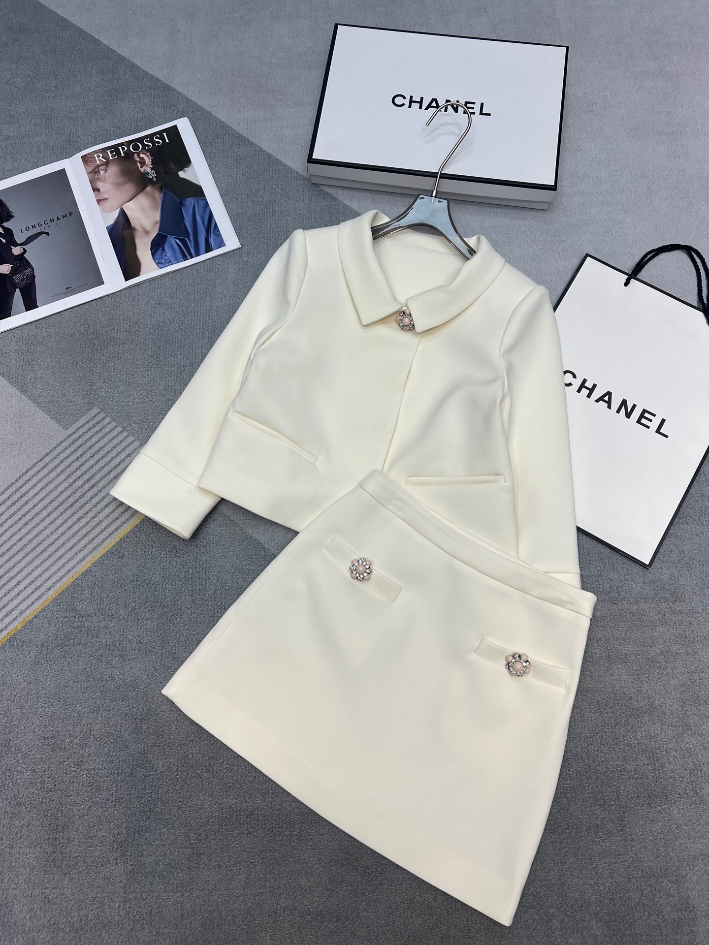 NO:313555,High-quality early spring jacket and skirt, flower diamond buckle embellishment set, milky rice and apricot color, very high-end color, the upper body raises the whole temperament in one second, a set of dignified and generous, elegant and stylish, you can wear it in daily life or important occasions, it is not easy to make mistakes without picking your figure, SML, skirts, jackets & coats, alexander wang19860909外套半裙高品质早春 花朵钻扣点缀套装 奶呼呼的米杏色 颜色很高级 上身一秒抬升整个气质感 一套搭配端庄大方 优雅有型 日常或者重要场合通勤都可以穿它 不挑身材不容易出错 SML,,skirts,jackets & coats,alexander wang,Women's clothing