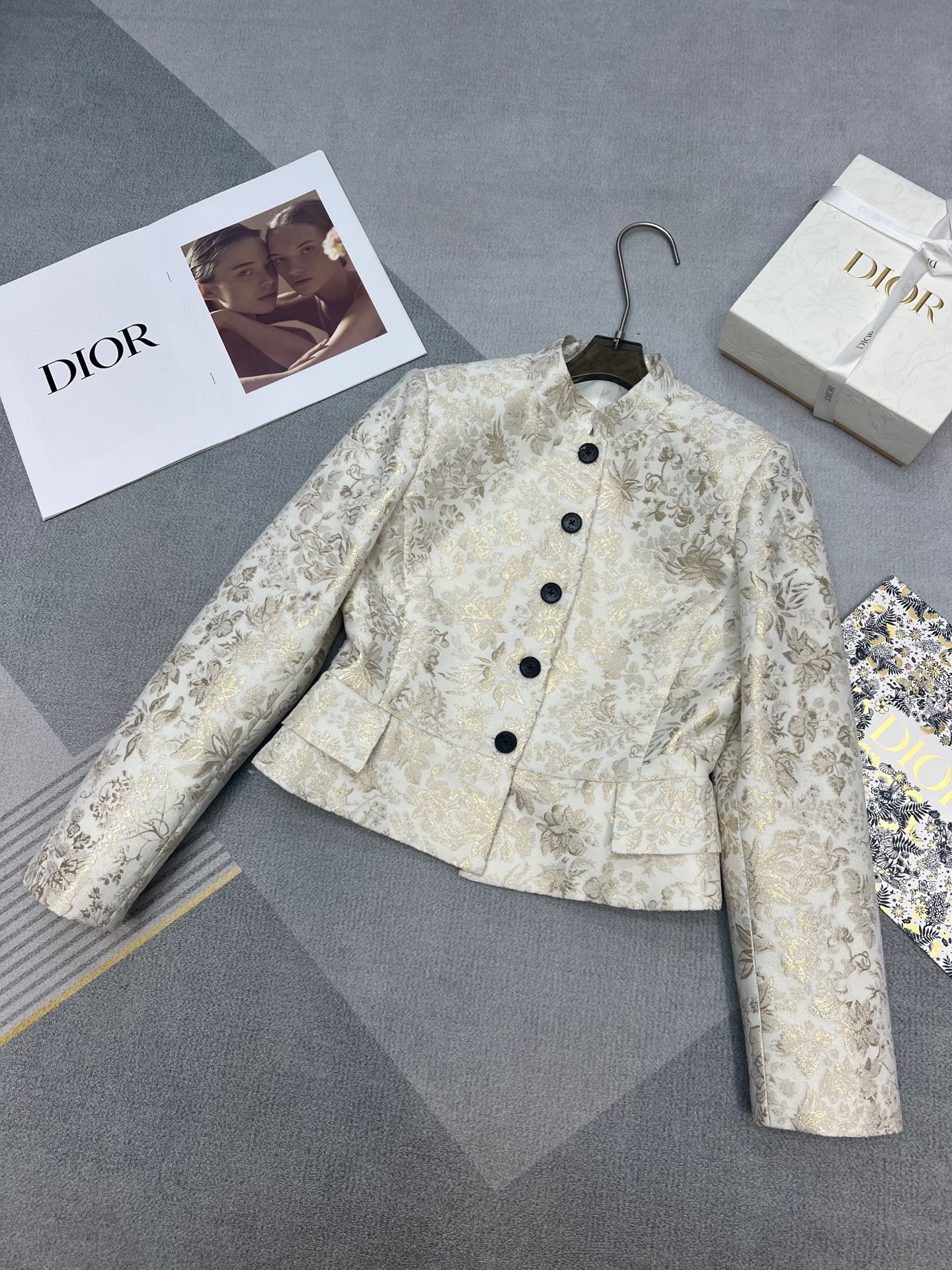 NO:310394,High-quality di*r 2025 early spring series Super noble and gorgeous jacquard suit jacket European classical palace style design Heavy industry gold thread jacquard weaving fabric Differentiate the market cheap version Three-dimensional waist-closing tailoring Increase the amount of clothes hem It is really a collision between retro and modern fashion SM, Jackets & coats, business suit, alexander wang19860909高品质di*r 2025早春系列 超级贵气华丽的提花西装外套 欧式古典宫廷风设计 重工的金线提花编织工艺面料 区别市场便宜版本 立体收腰剪裁 加大了衣摆的用量 真的是复古与现代的时尚碰撞 SM,,jackets & coats,business suit,alexander wang,Women's clothing